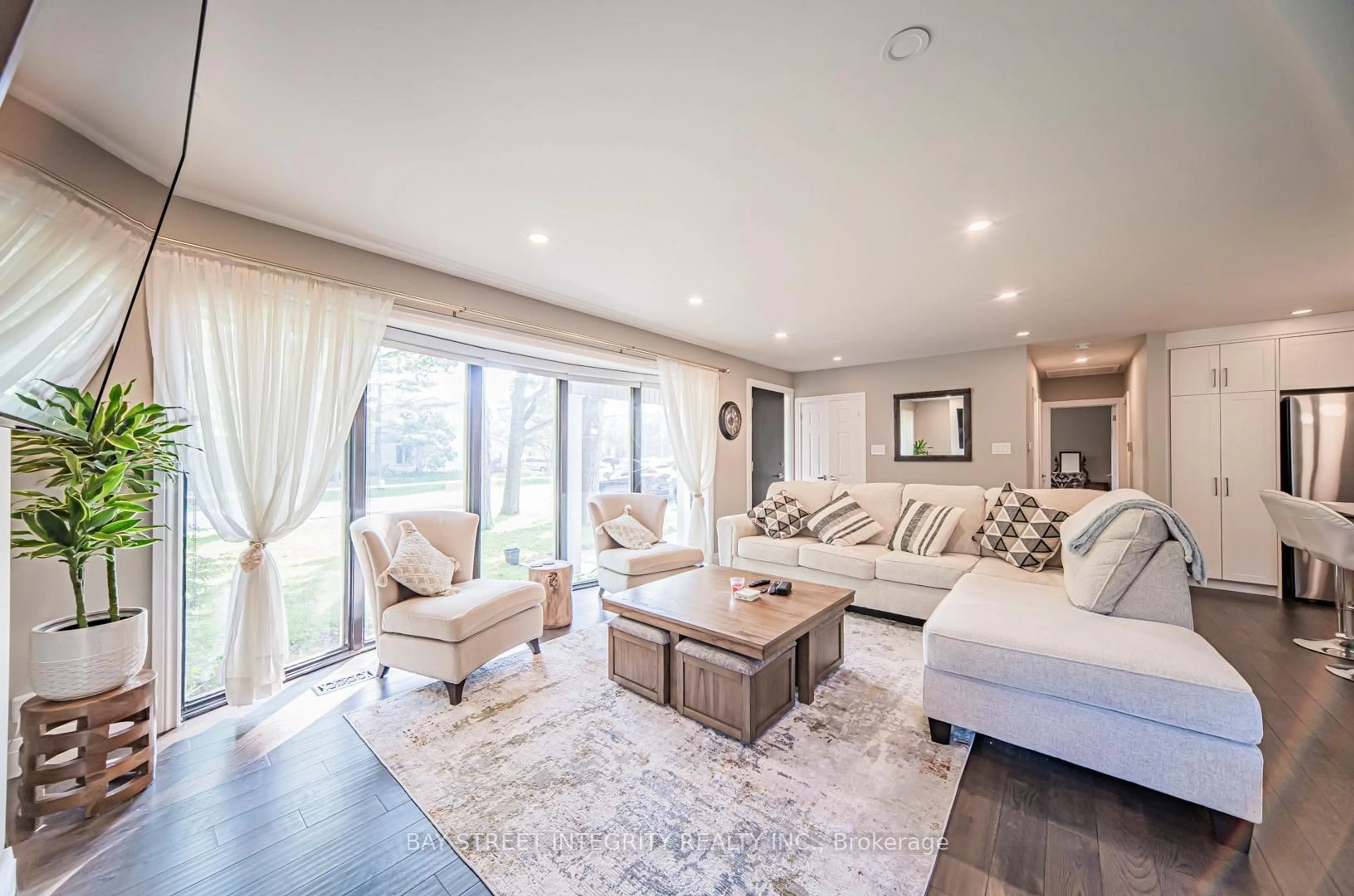 Living room with furniture, wood/laminate floor for 1277 Gainsborough Dr, Oakville Ontario L6H 2H5