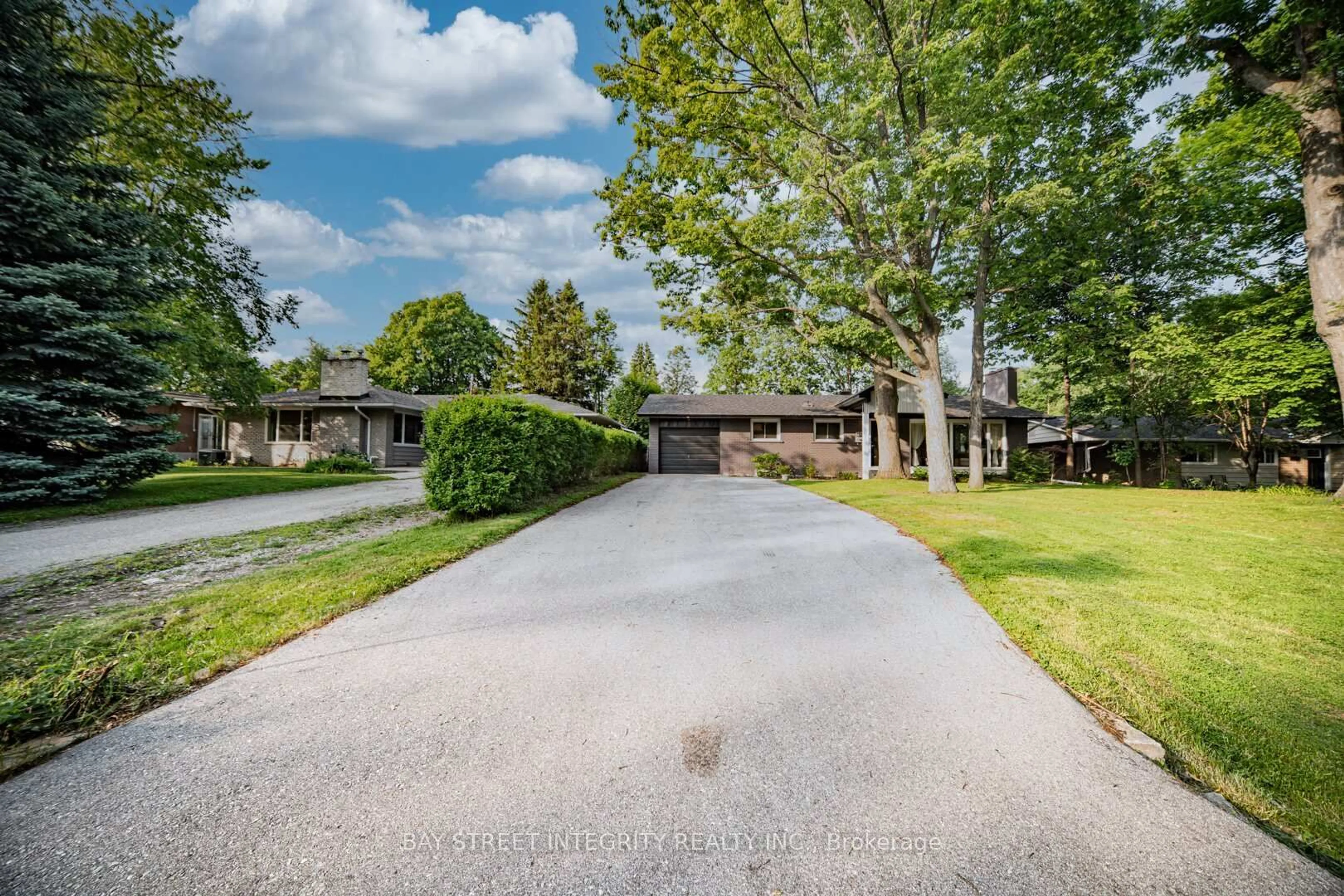 A pic from outside/outdoor area/front of a property/back of a property/a pic from drone, street for 1277 Gainsborough Dr, Oakville Ontario L6H 2H5