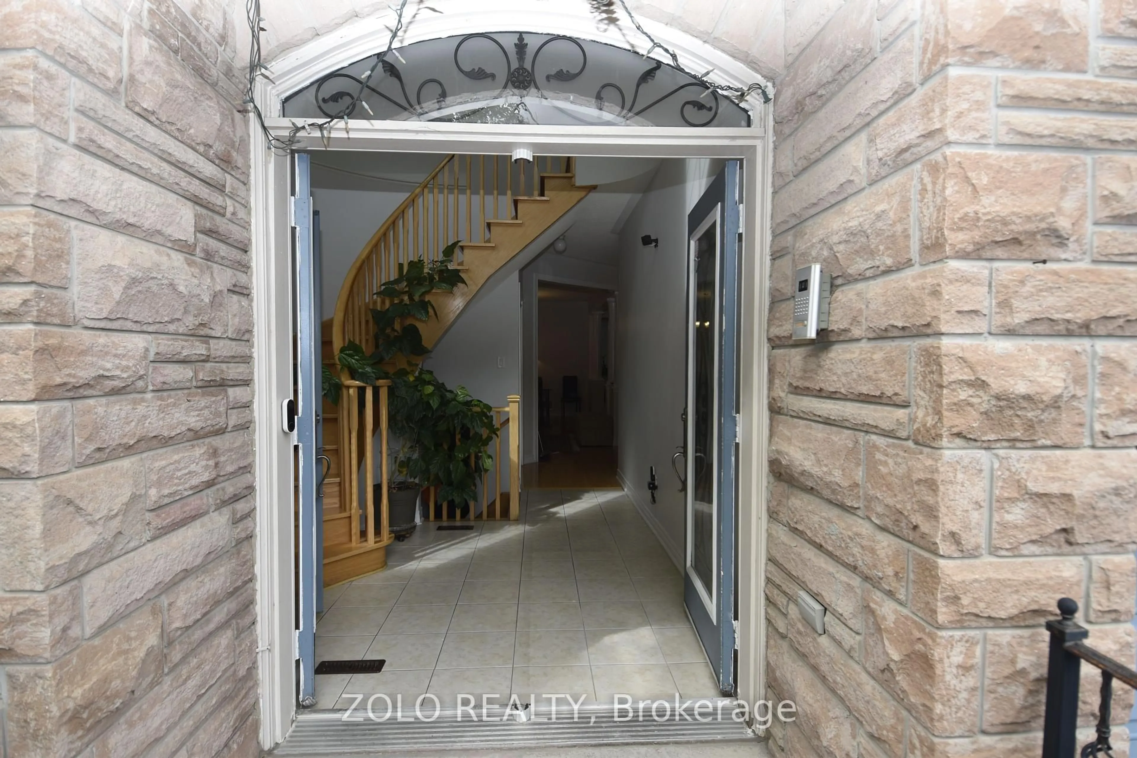 Indoor foyer for 22 Showboat Cres, Brampton Ontario L6V 4R5