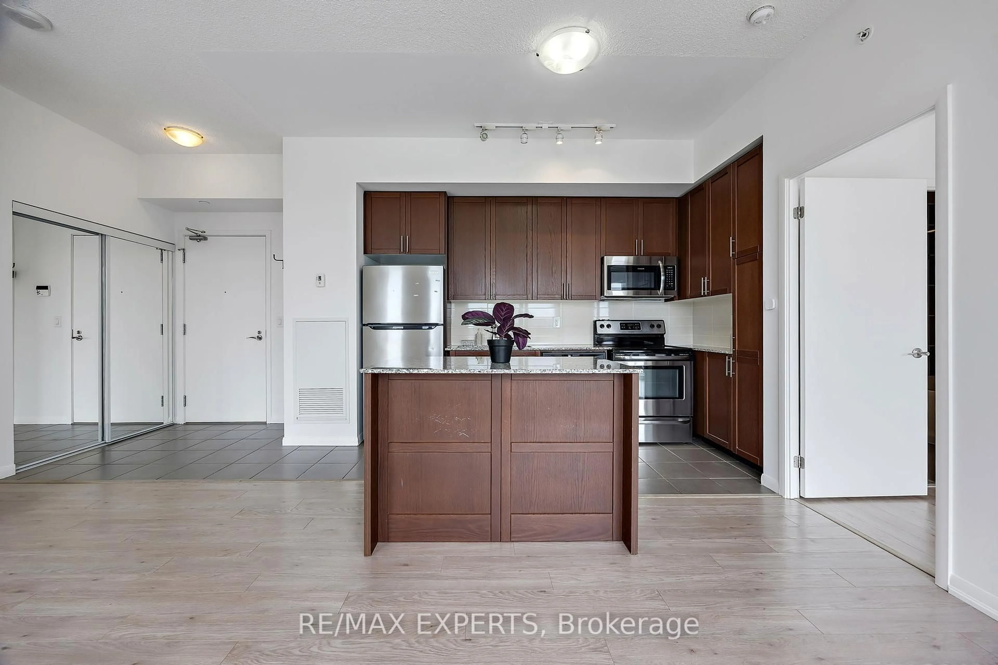 Standard kitchen, unknown for 36 Via Bagnato #833, Toronto Ontario M6A 0B7