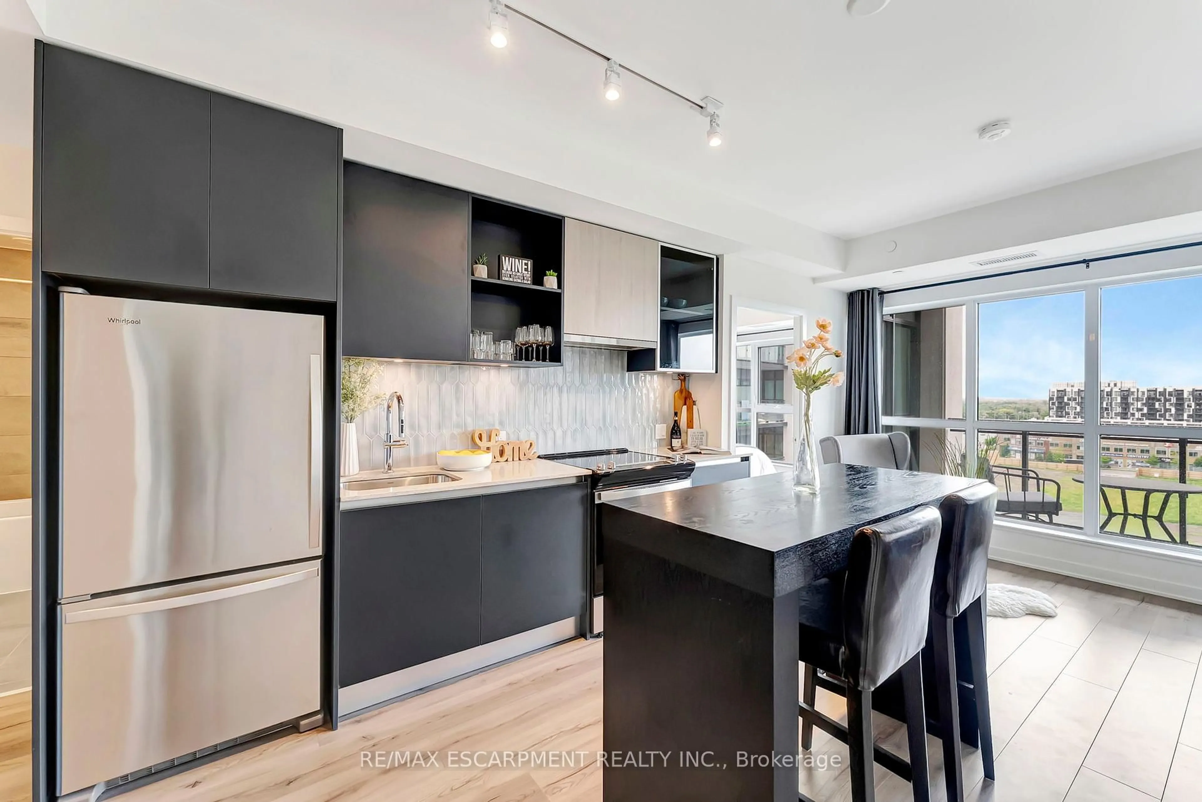 Contemporary kitchen, unknown for 405 Dundas St #702, Oakville Ontario L6M 5P9