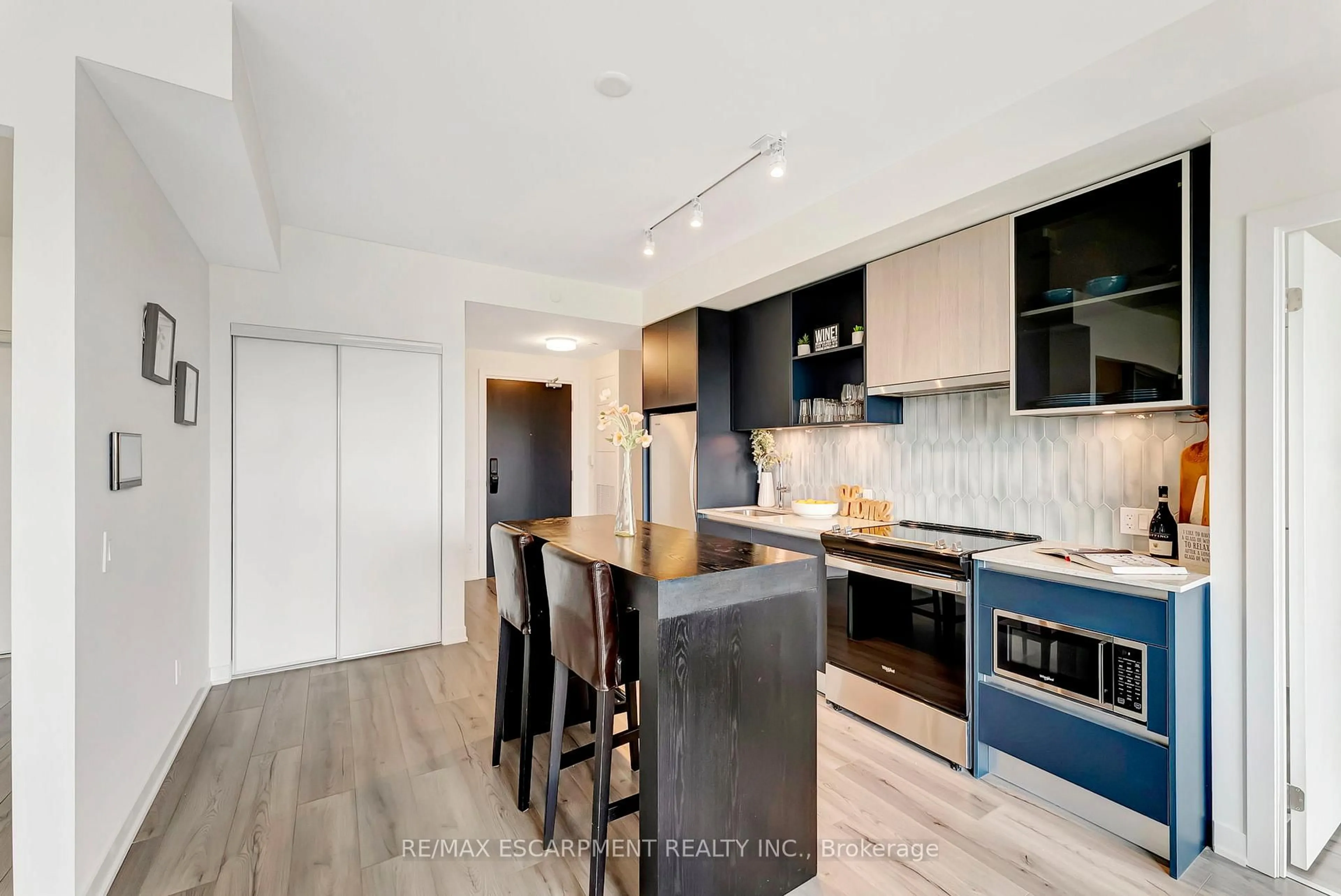 Open concept kitchen, wood/laminate floor for 405 Dundas St #702, Oakville Ontario L6M 5P9