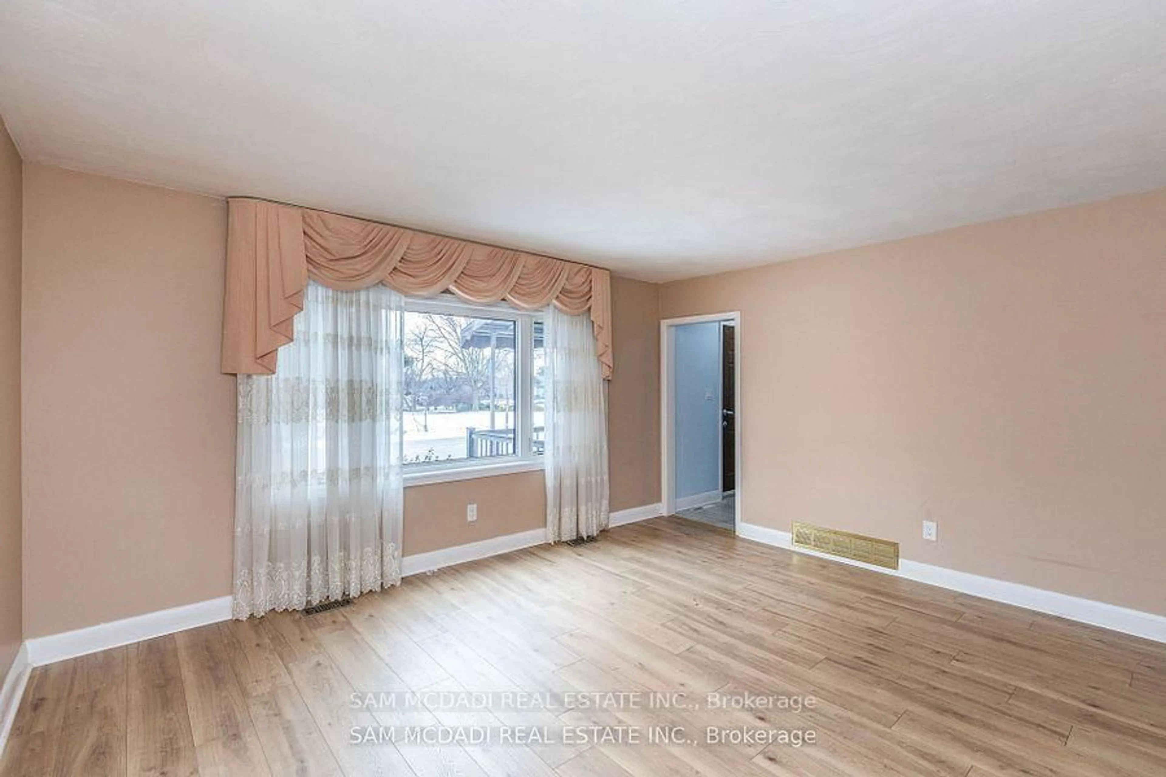 A pic of a room for 125 Inglewood Dr, Oakville Ontario L6K 1W8