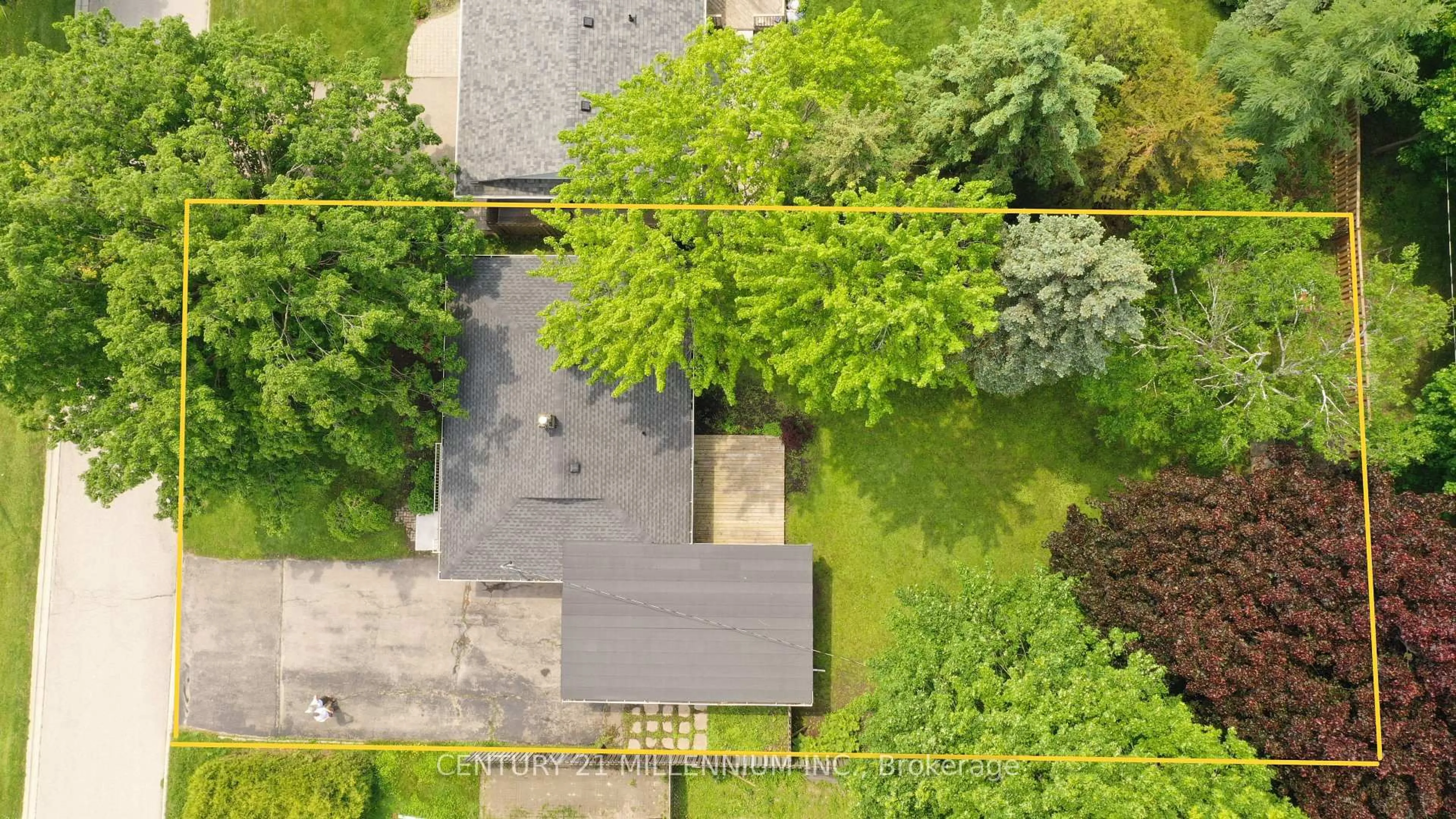 A pic from outside/outdoor area/front of a property/back of a property/a pic from drone, street for 339 Broadway, Orangeville Ontario L9W 1L5