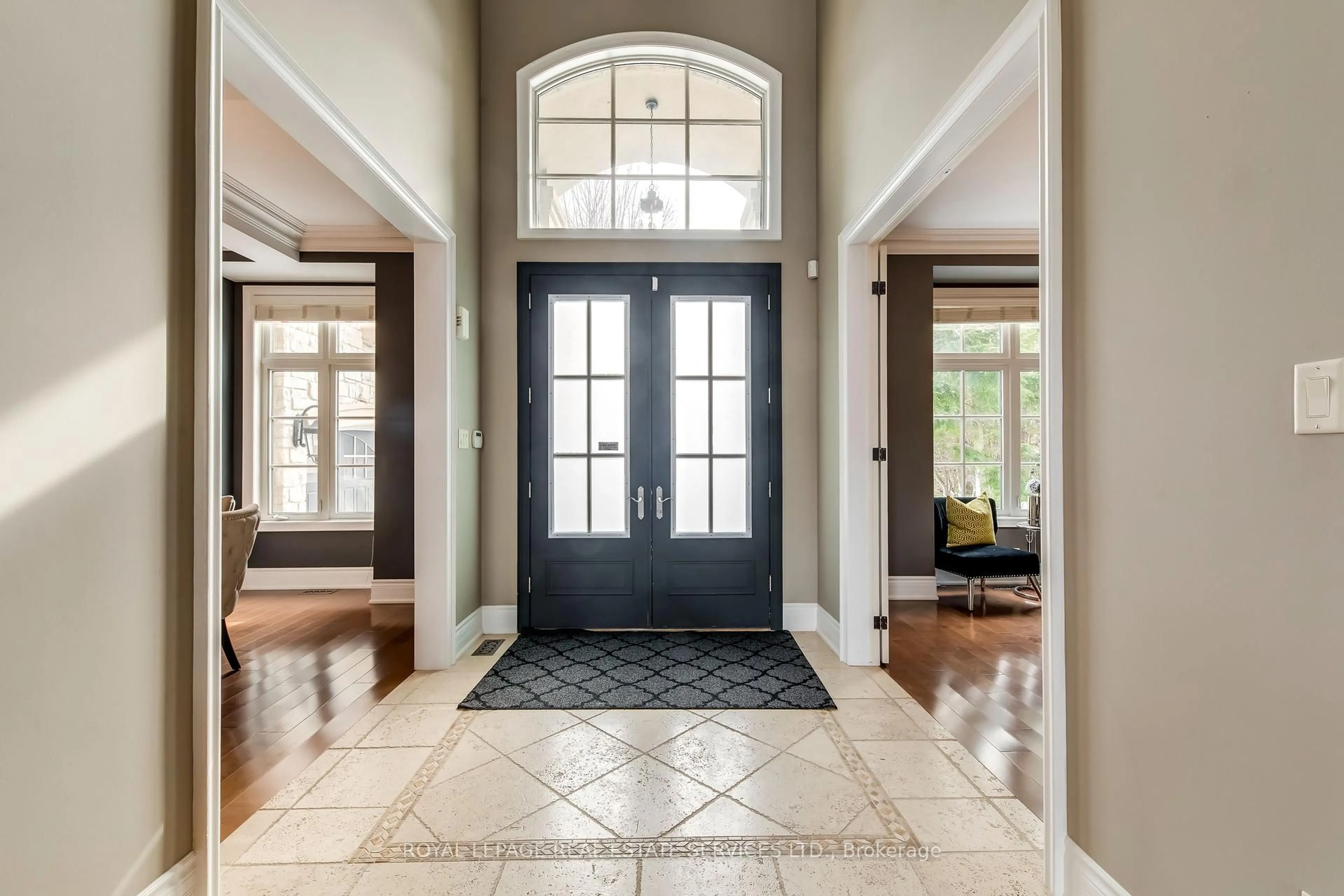 Indoor entryway for 3341 Lakeshore Rd, Burlington Ontario L7N 1B1
