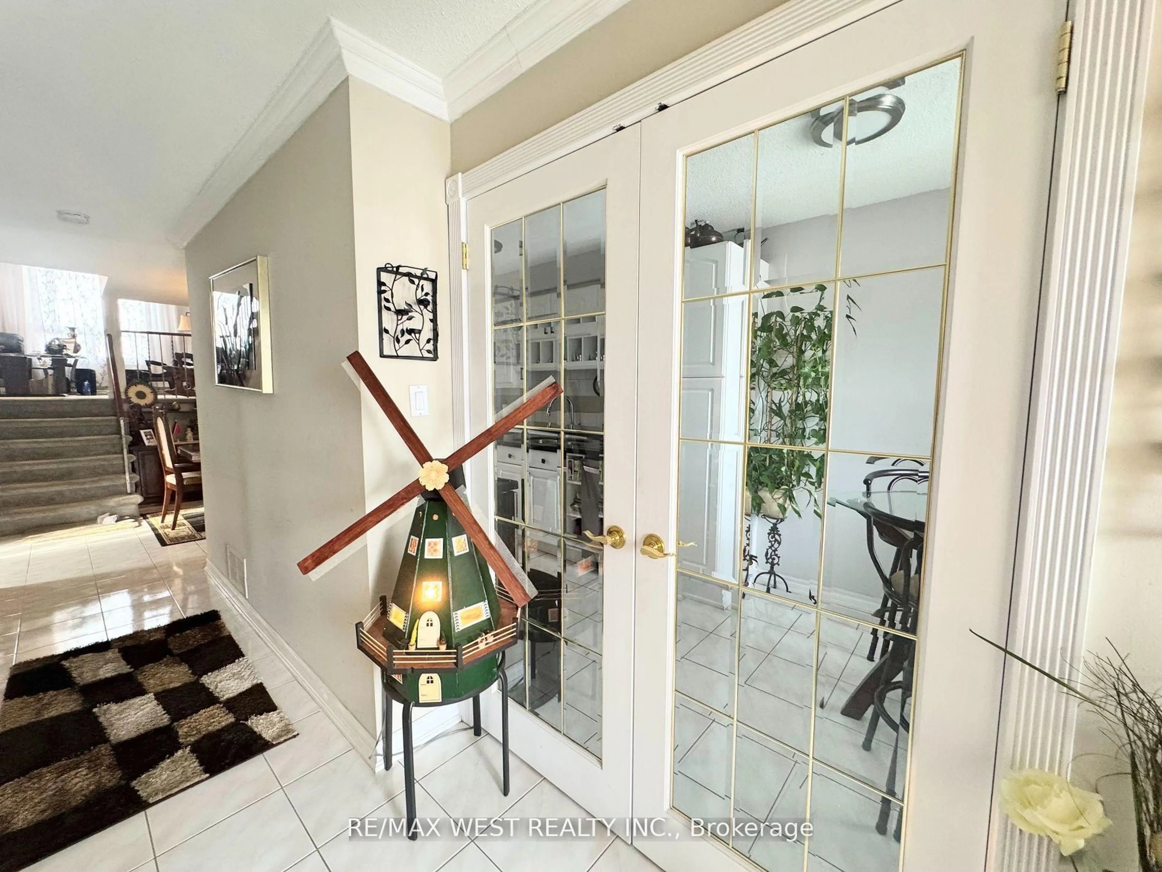 Indoor entryway for 425 Hansen Rd, Brampton Ontario L6V 3P6