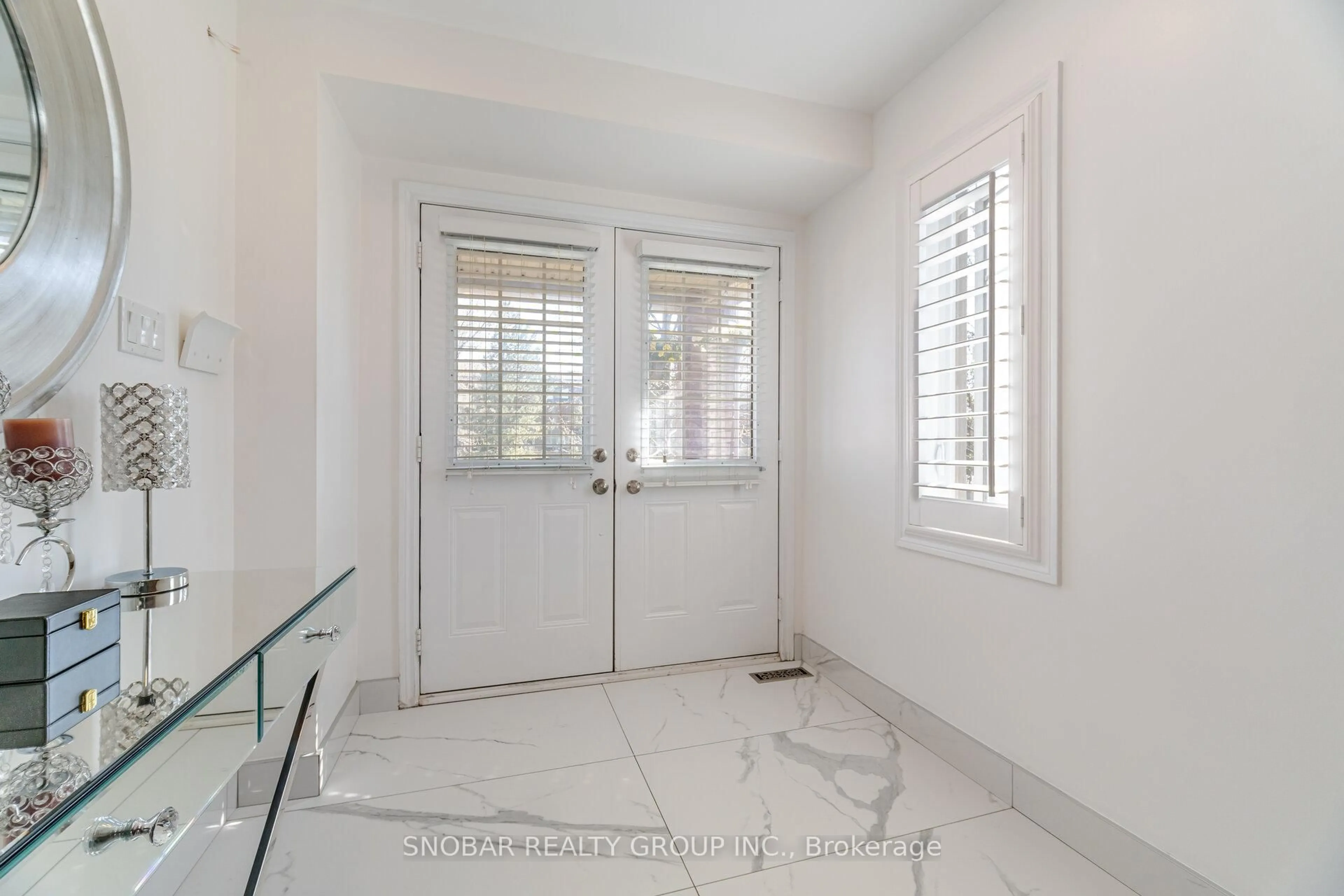 Indoor entryway for 2592 Glengarry Rd #20, Mississauga Ontario L5C 0A2