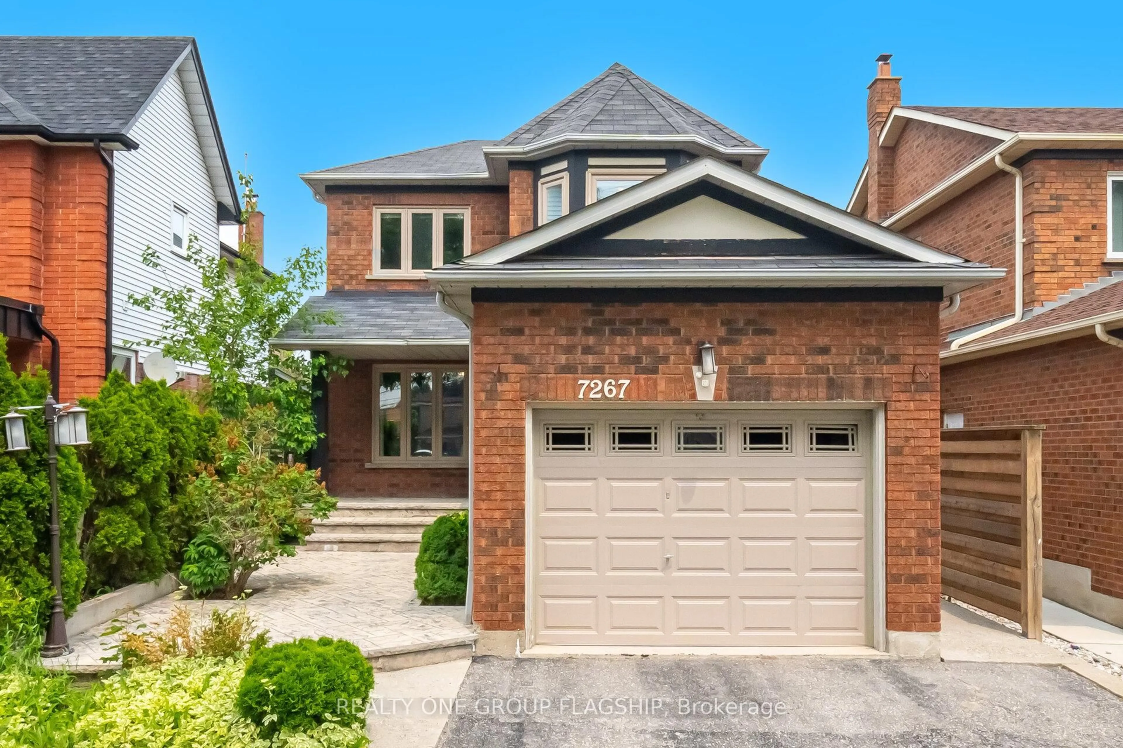 Home with brick exterior material, street for 7267 Windbreak Crt, Mississauga Ontario L5N 6K6