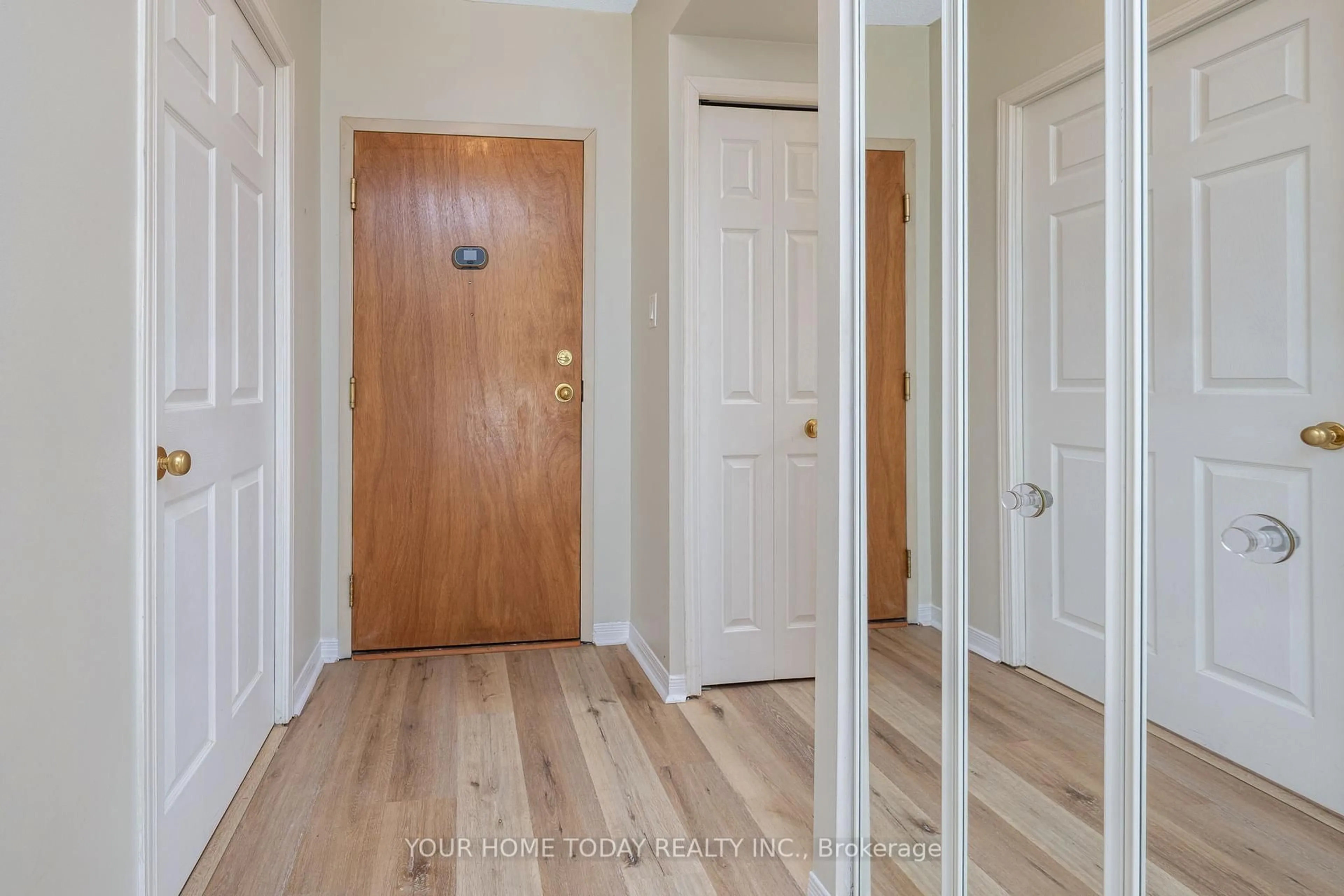 Indoor entryway for 24 Chapel St #102, Halton Hills Ontario L7G 6A7