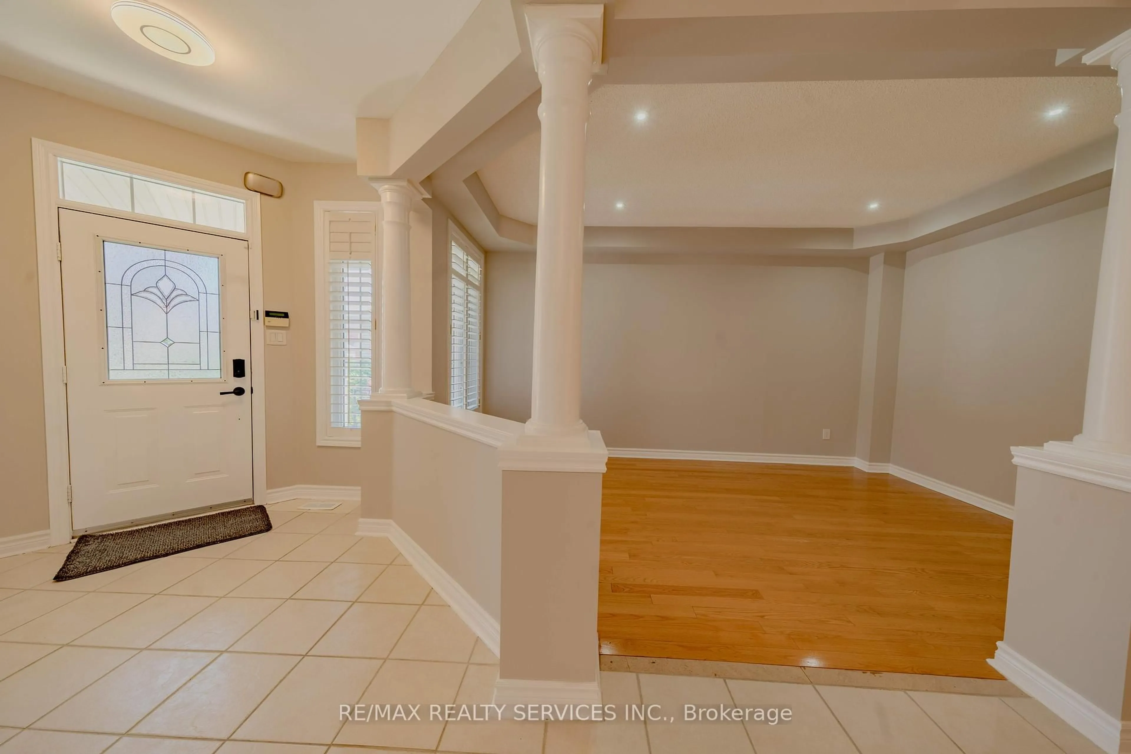 Indoor entryway for 5918 Bassinger Pl, Mississauga Ontario L5M 6K5