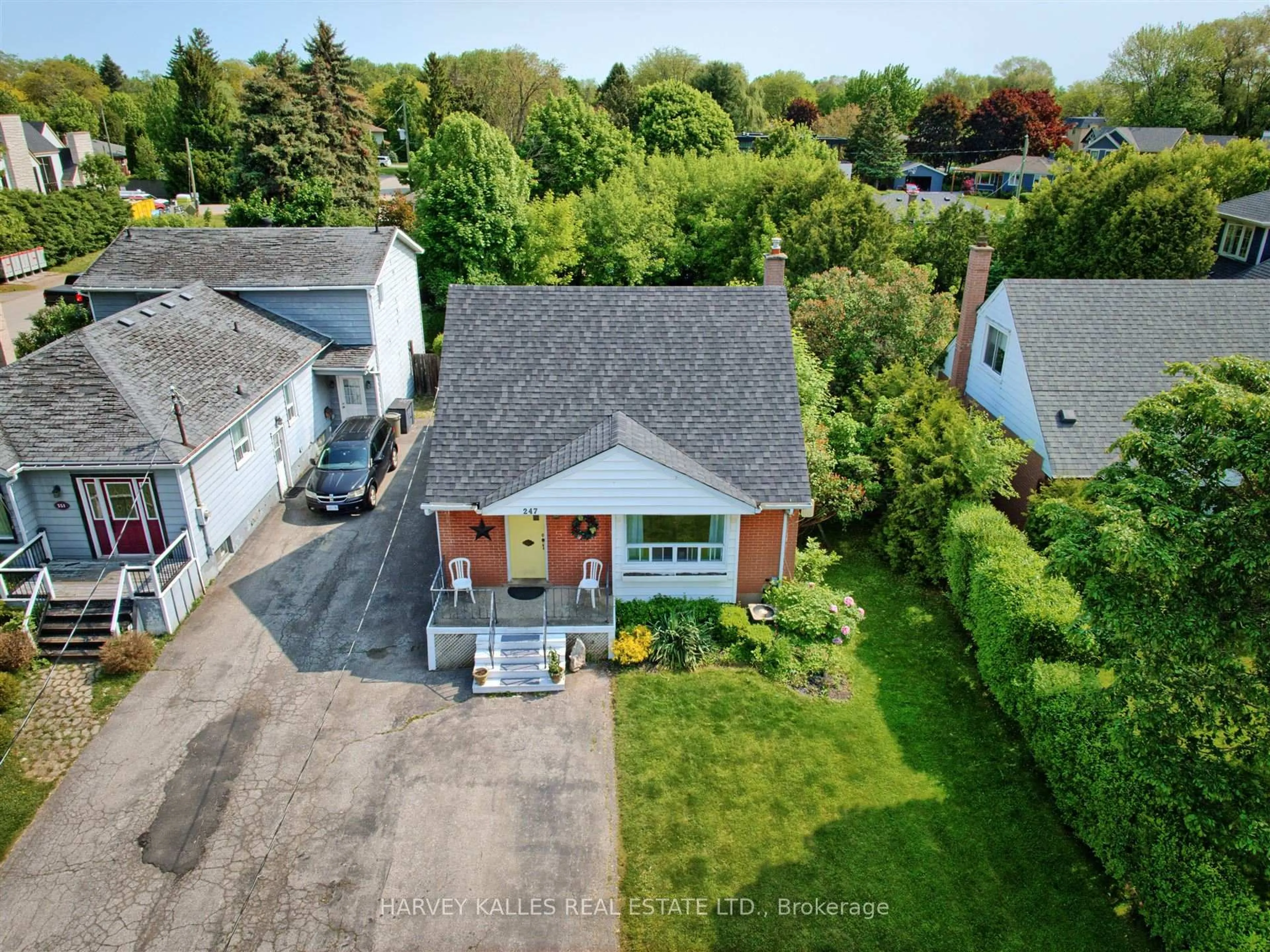 A pic from outside/outdoor area/front of a property/back of a property/a pic from drone, street for 247 Jennings Cres, Oakville Ontario L6L 1W2