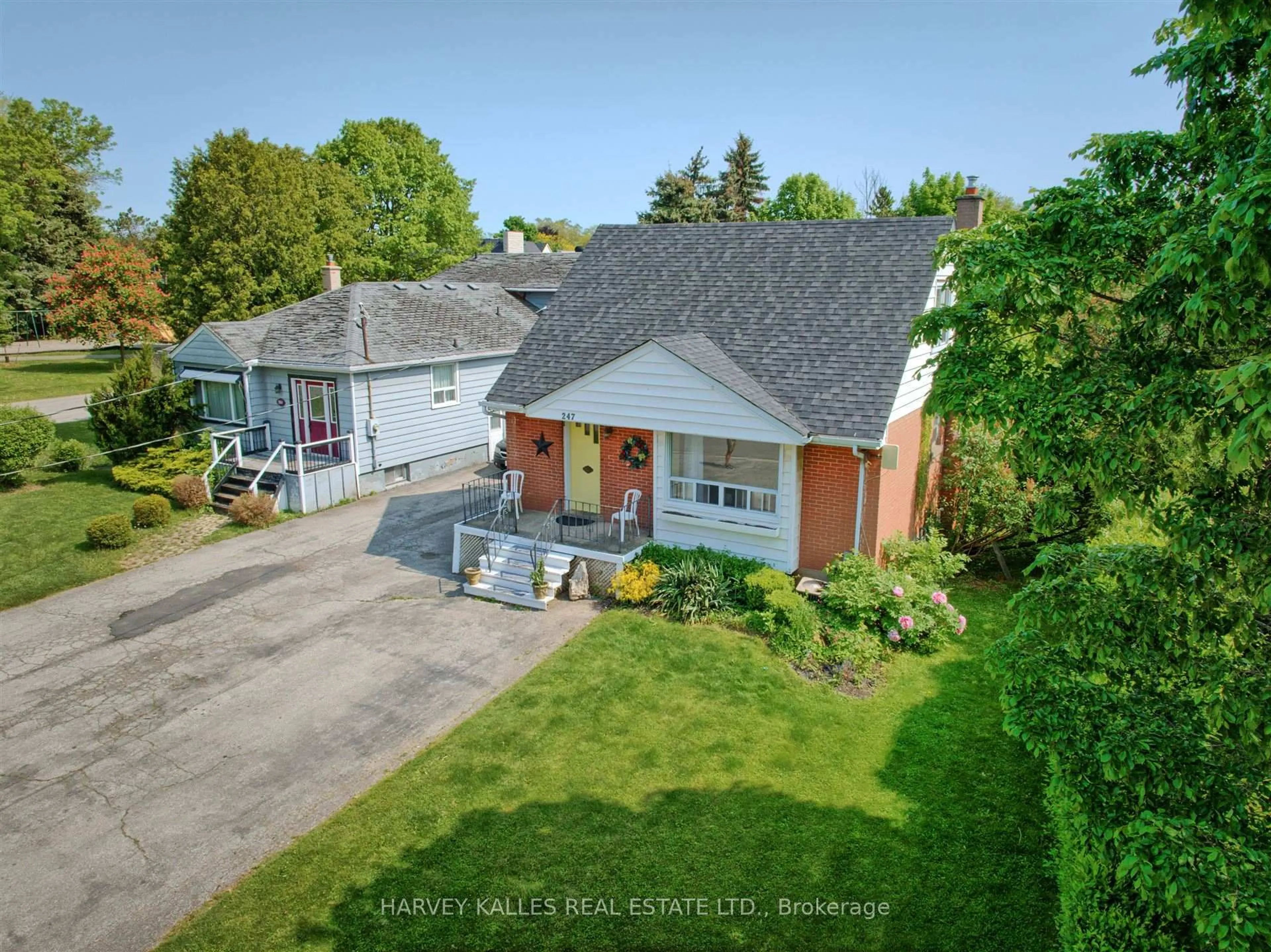 A pic from outside/outdoor area/front of a property/back of a property/a pic from drone, street for 247 Jennings Cres, Oakville Ontario L6L 1W2