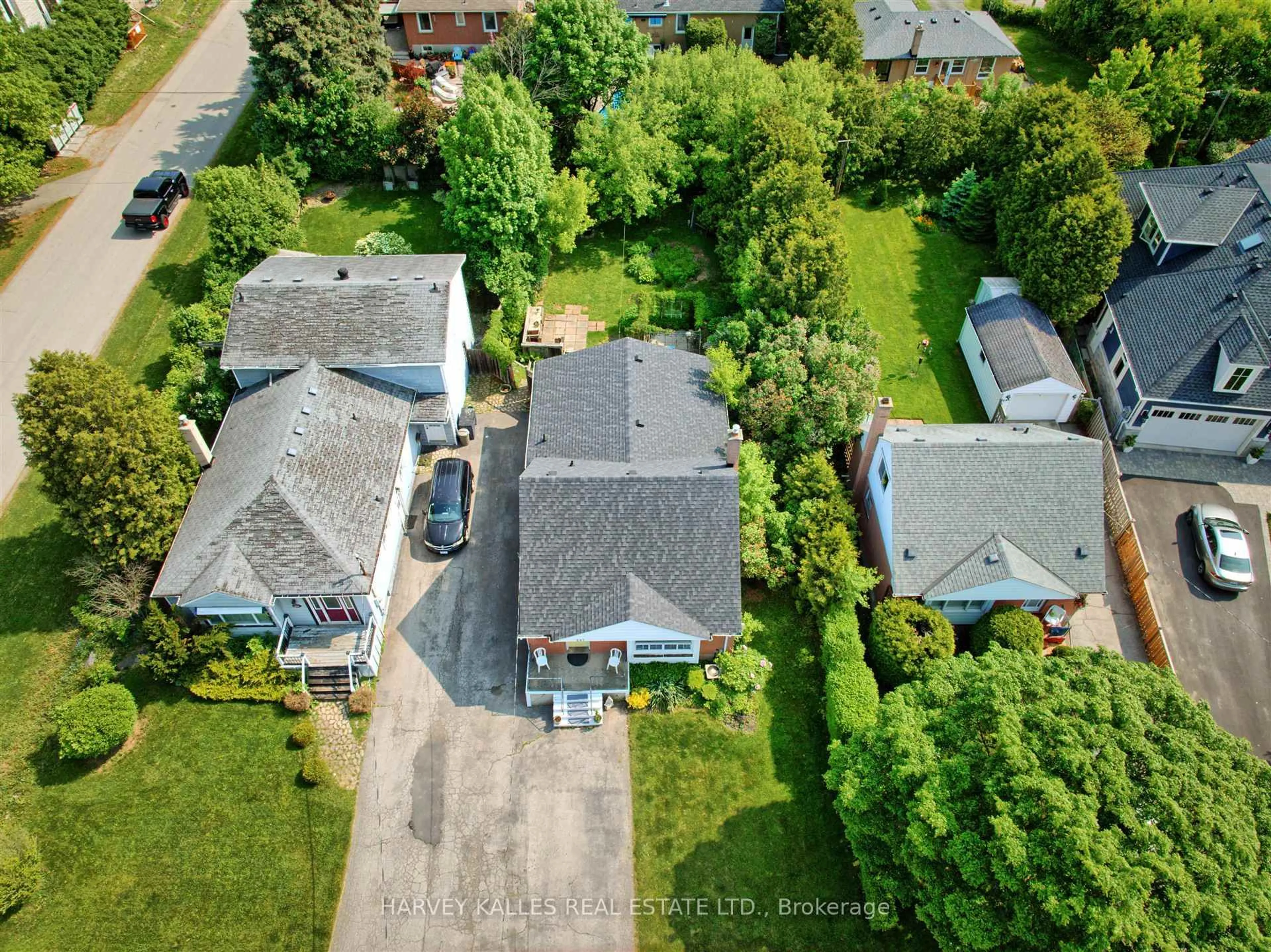 A pic from outside/outdoor area/front of a property/back of a property/a pic from drone, street for 247 Jennings Cres, Oakville Ontario L6L 1W2