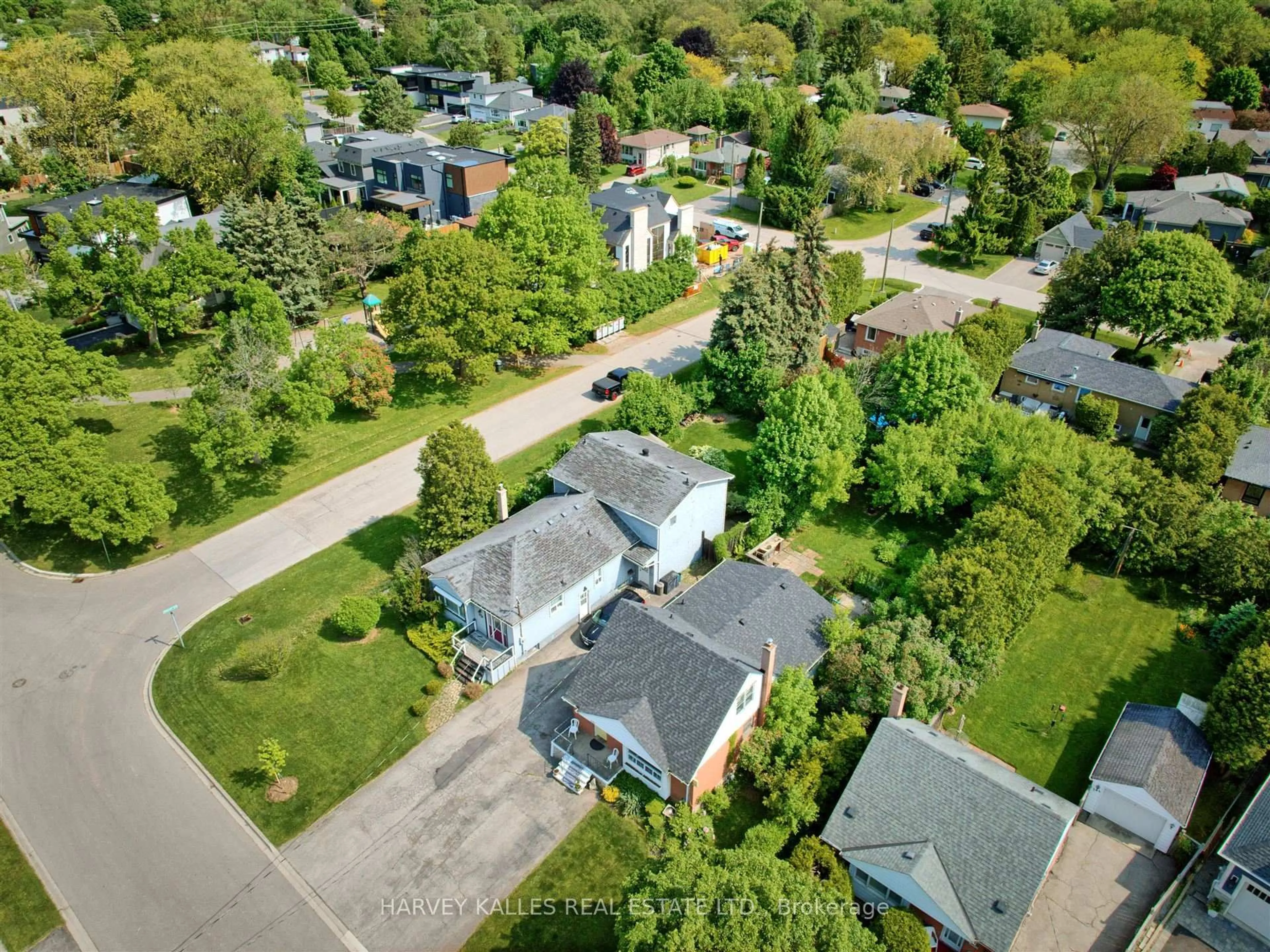 A pic from outside/outdoor area/front of a property/back of a property/a pic from drone, street for 247 Jennings Cres, Oakville Ontario L6L 1W2