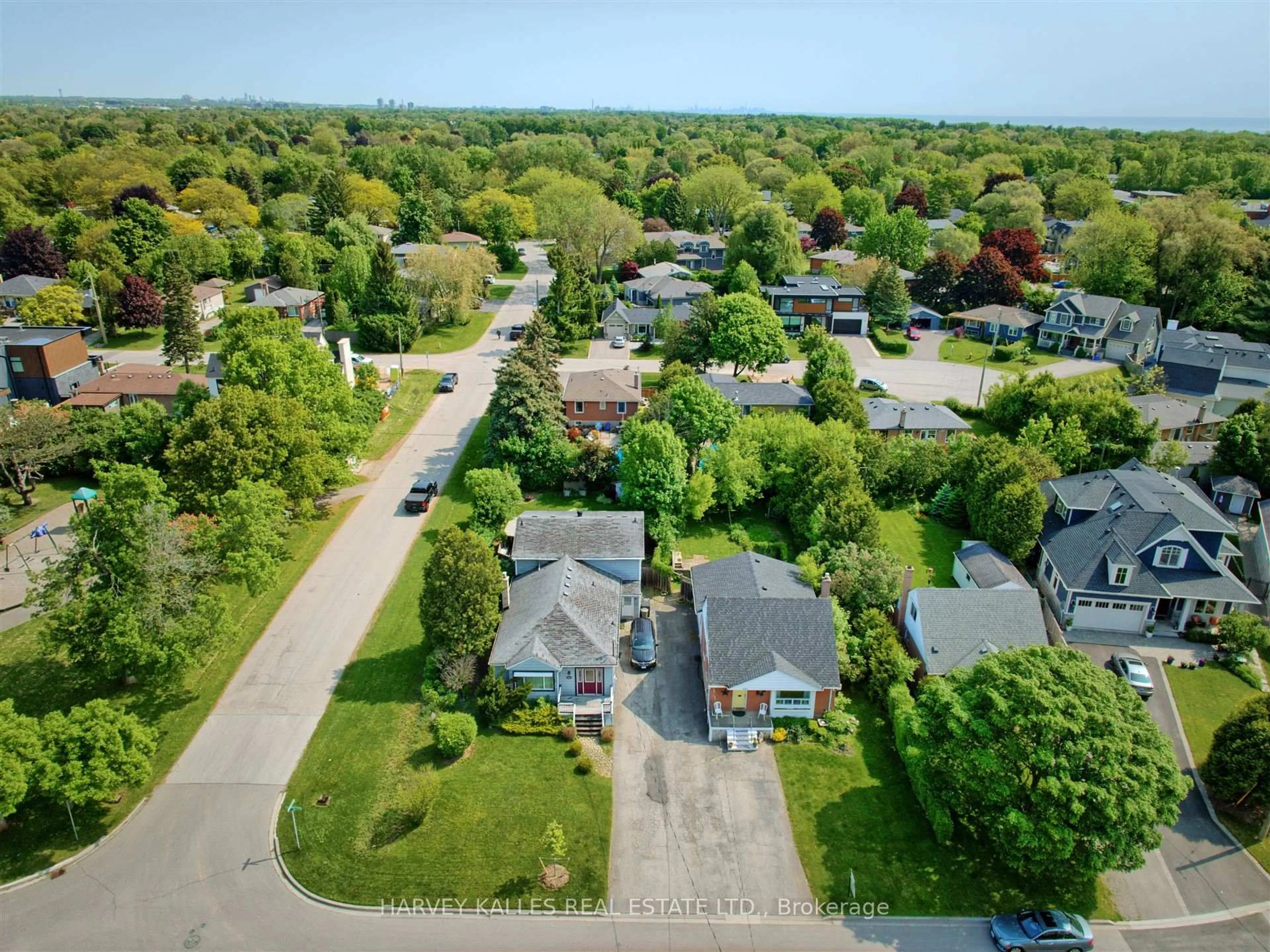 A pic from outside/outdoor area/front of a property/back of a property/a pic from drone, street for 247 Jennings Cres, Oakville Ontario L6L 1W2
