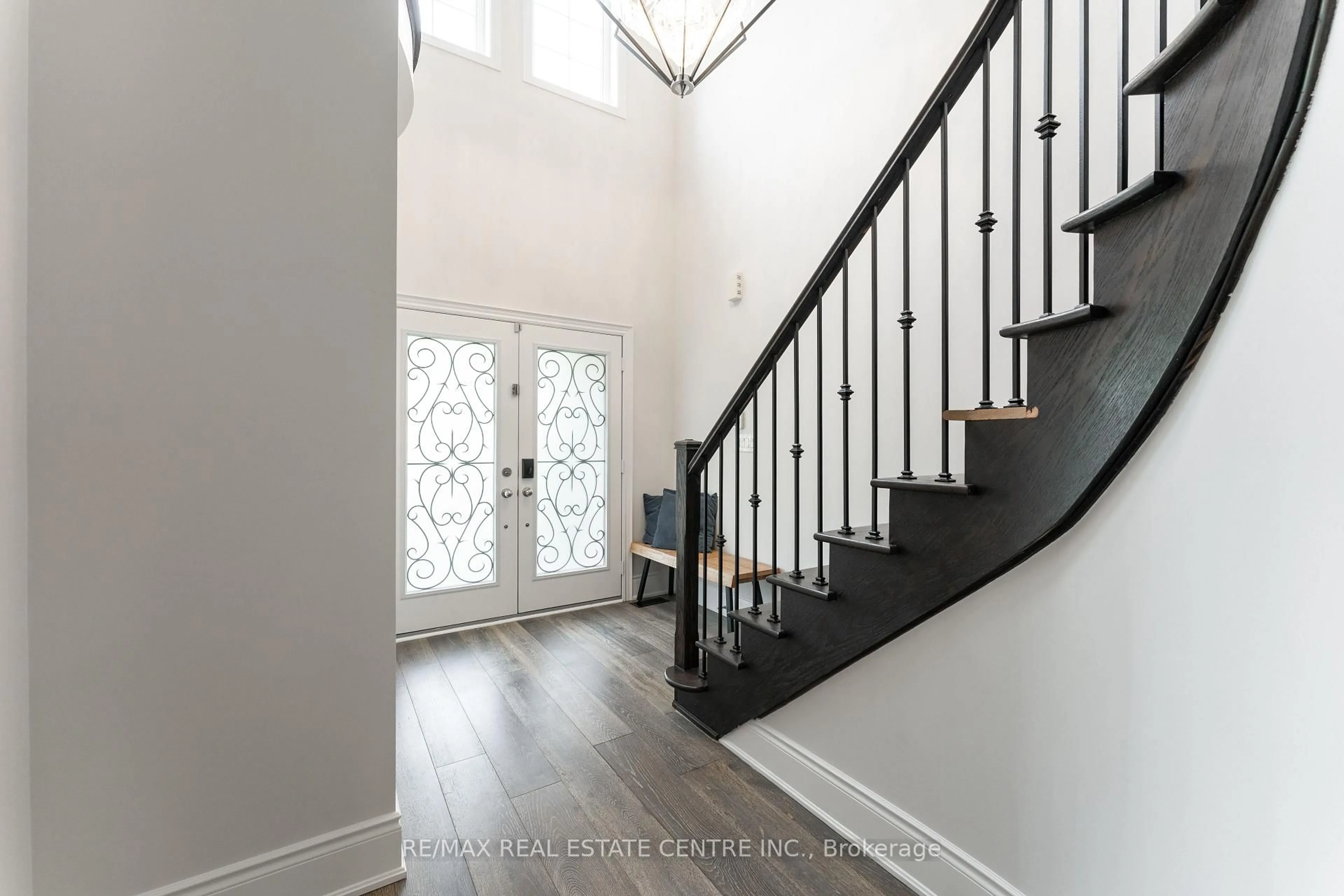 Indoor entryway for 3344 Pottery Dr, Burlington Ontario L7M 0L3