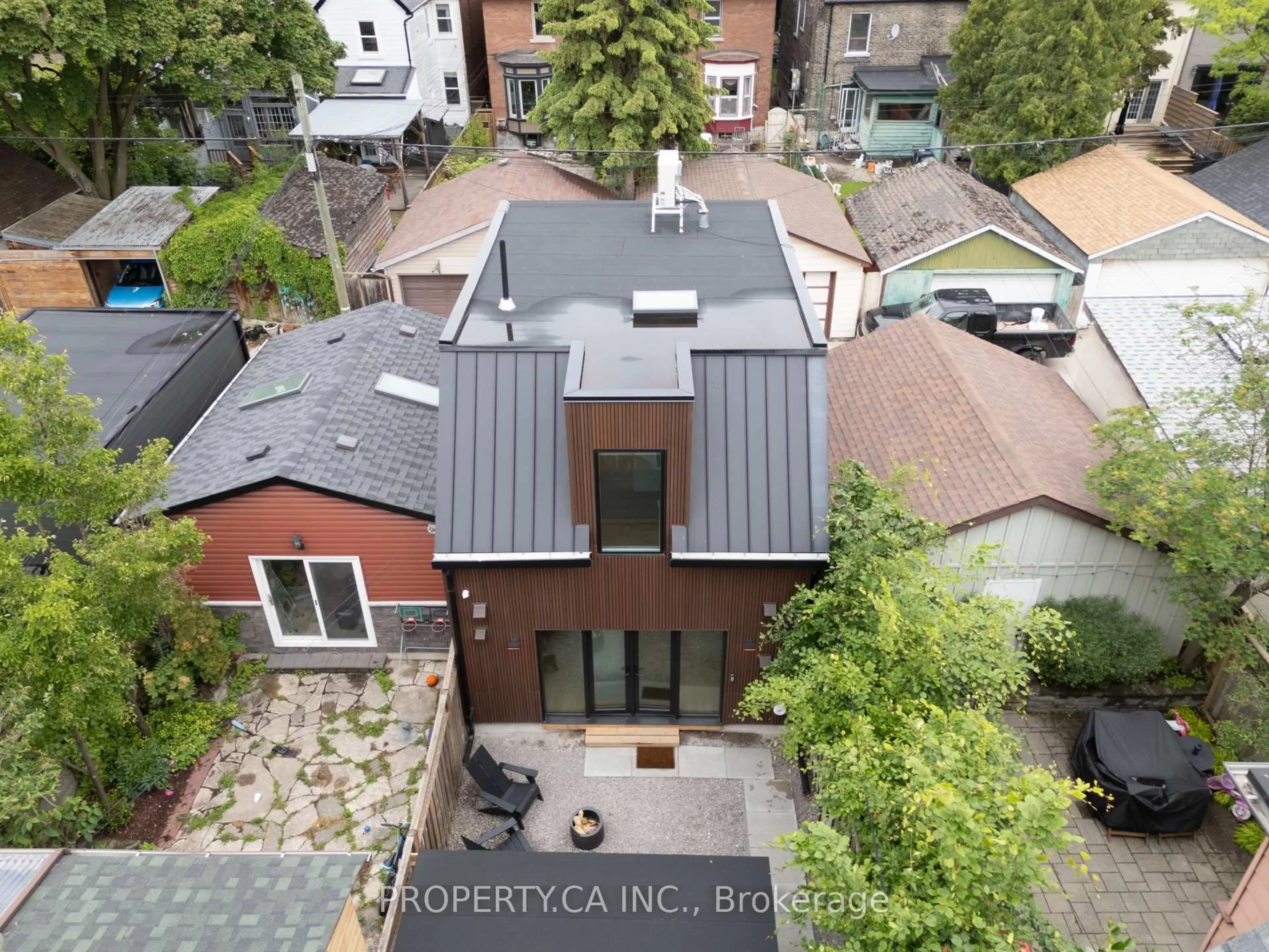 A pic from outside/outdoor area/front of a property/back of a property/a pic from drone, city buildings view from balcony for 80 Marion St, Toronto Ontario M6R 1E7