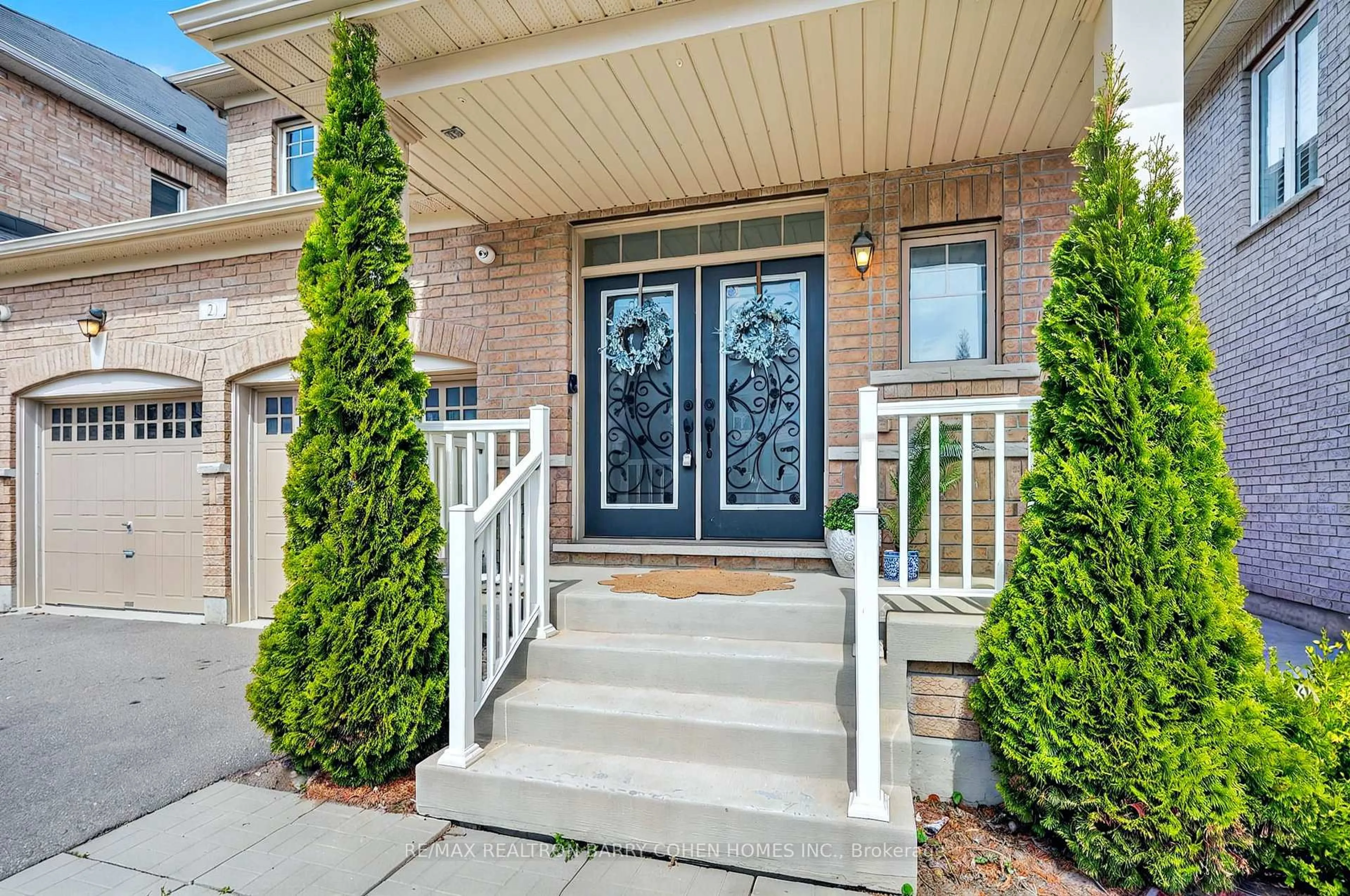 Indoor entryway for 21 Meadowcreek Rd, Caledon Ontario L7C 3Y9