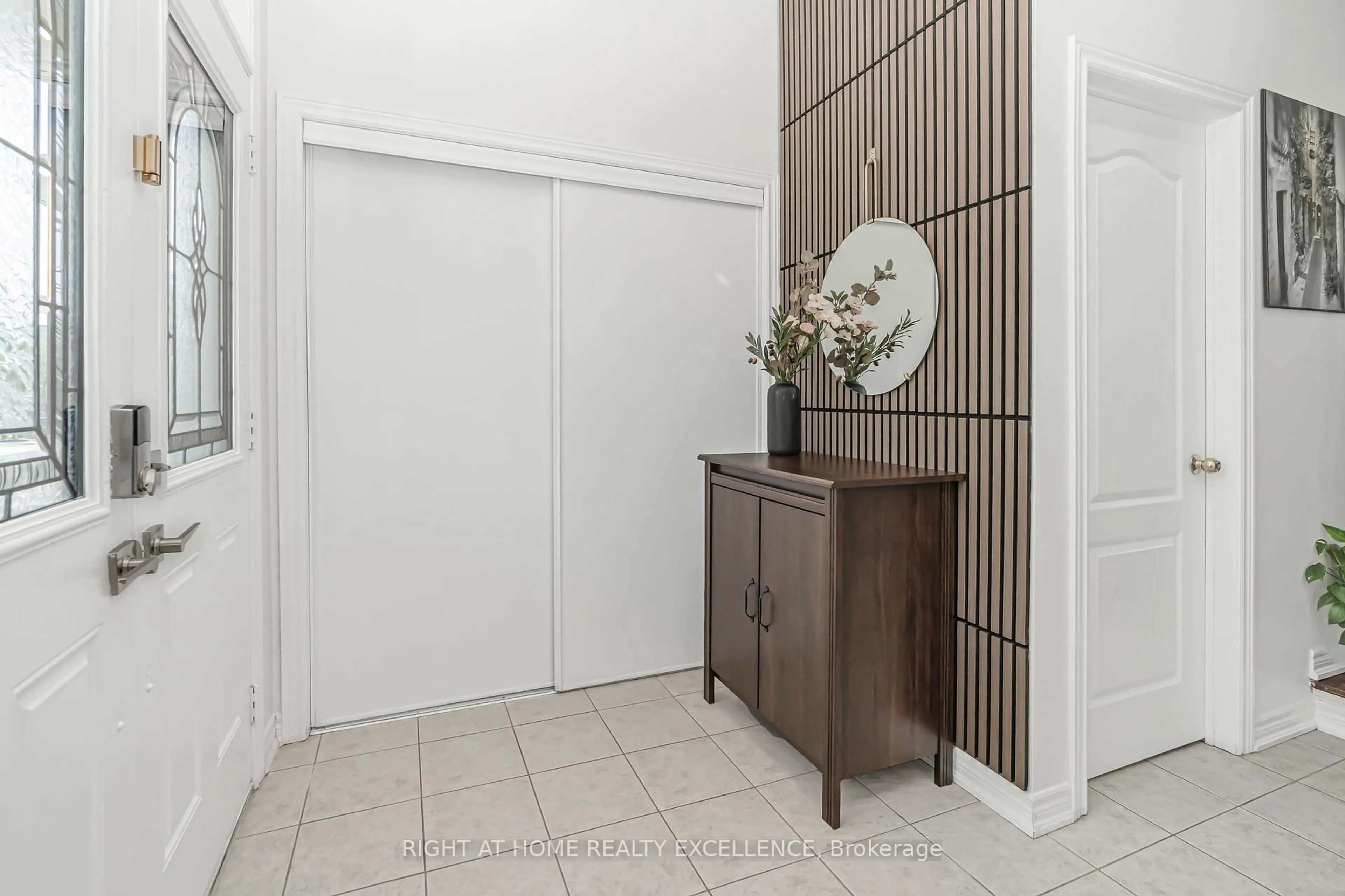 Indoor entryway for 32 Matthew Harrison St, Brampton Ontario L6P 3H1