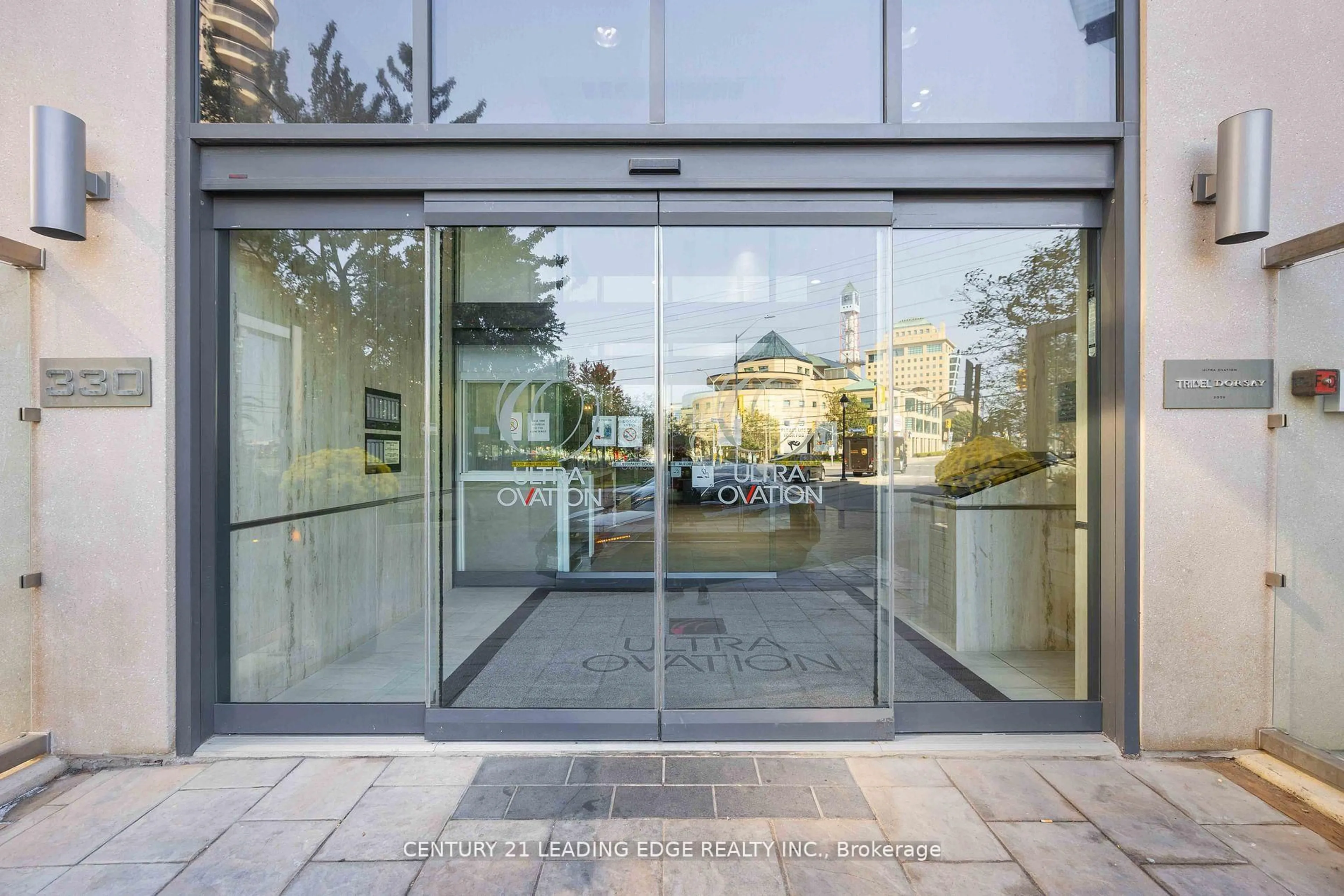 Indoor foyer for 330 BURNHAMTHORPE Rd #1506, Mississauga Ontario L5B 0E1