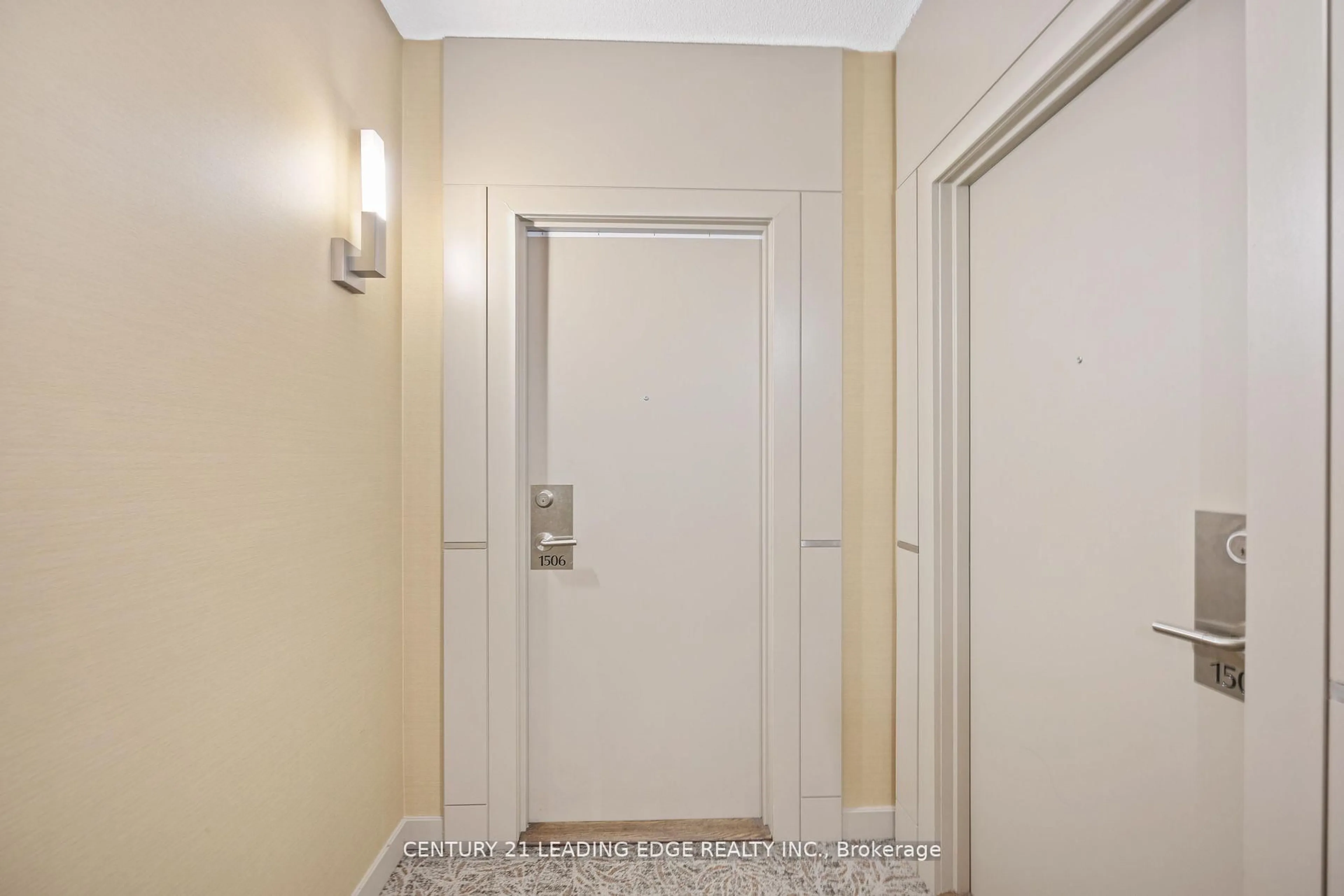Indoor foyer for 330 BURNHAMTHORPE Rd #1506, Mississauga Ontario L5B 0E1