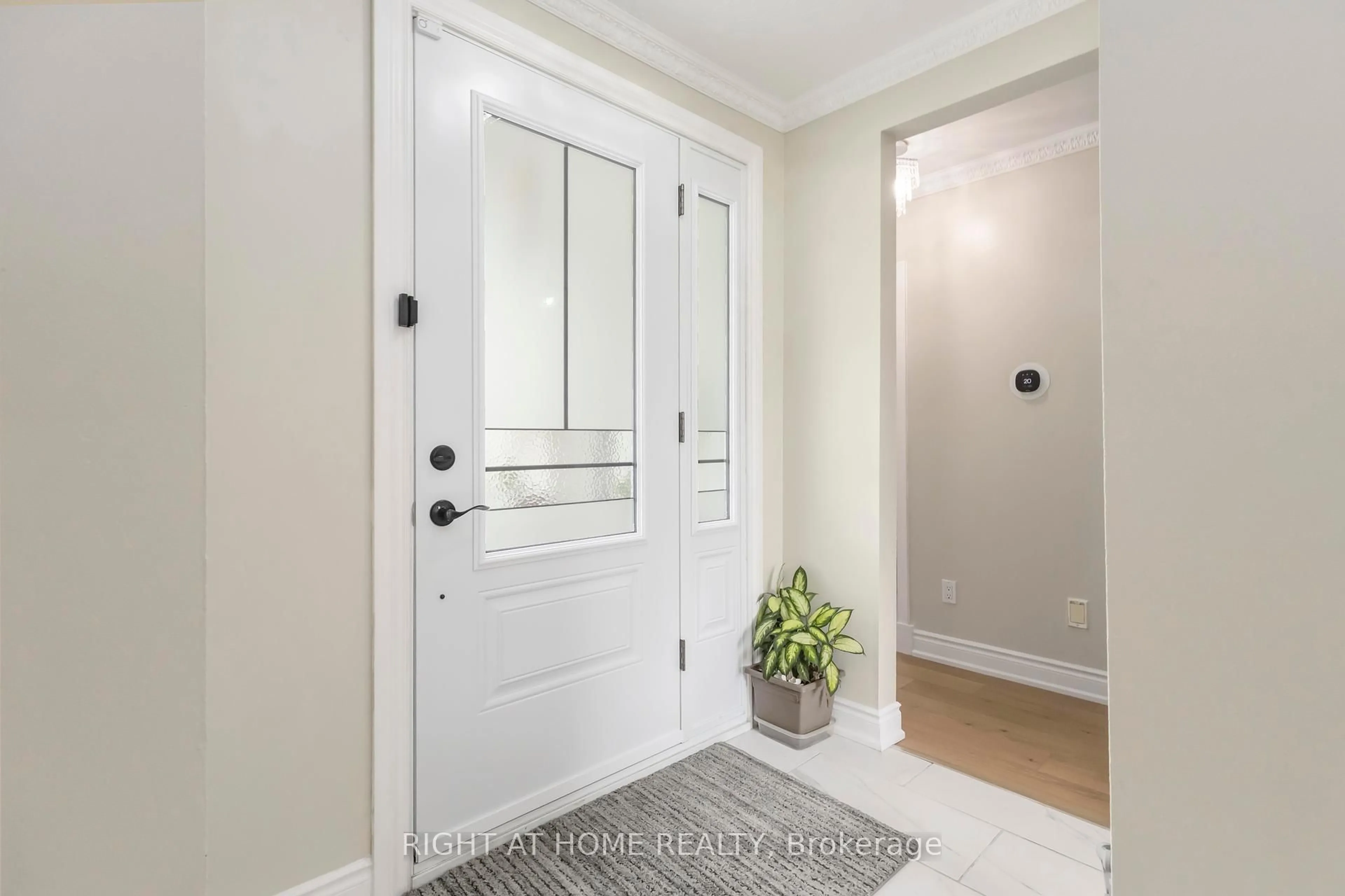 Indoor entryway for 16 Frith Rd, Toronto Ontario M3N 1G1