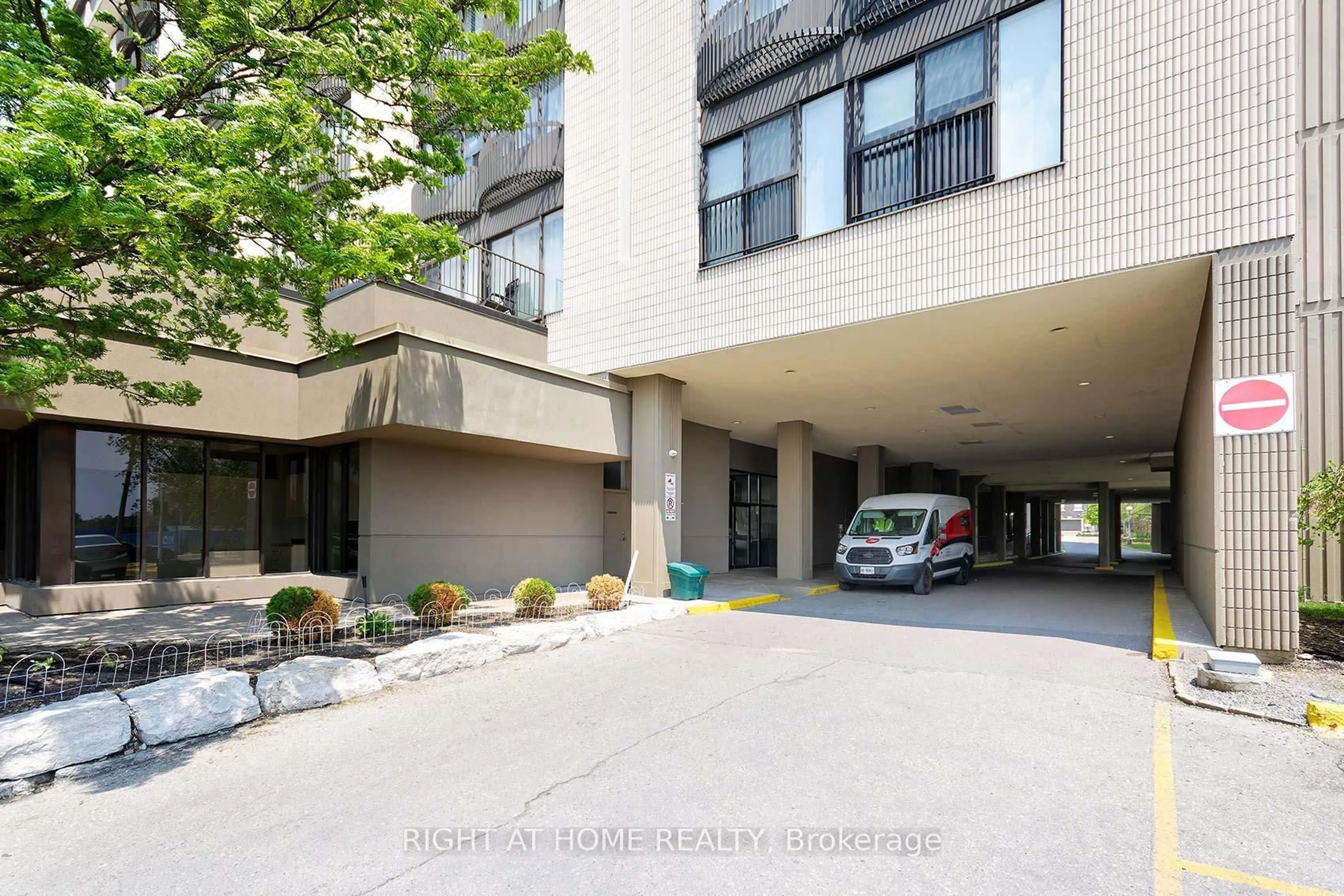 Indoor foyer for 2737 Keele St #227, Toronto Ontario M3M 2E9