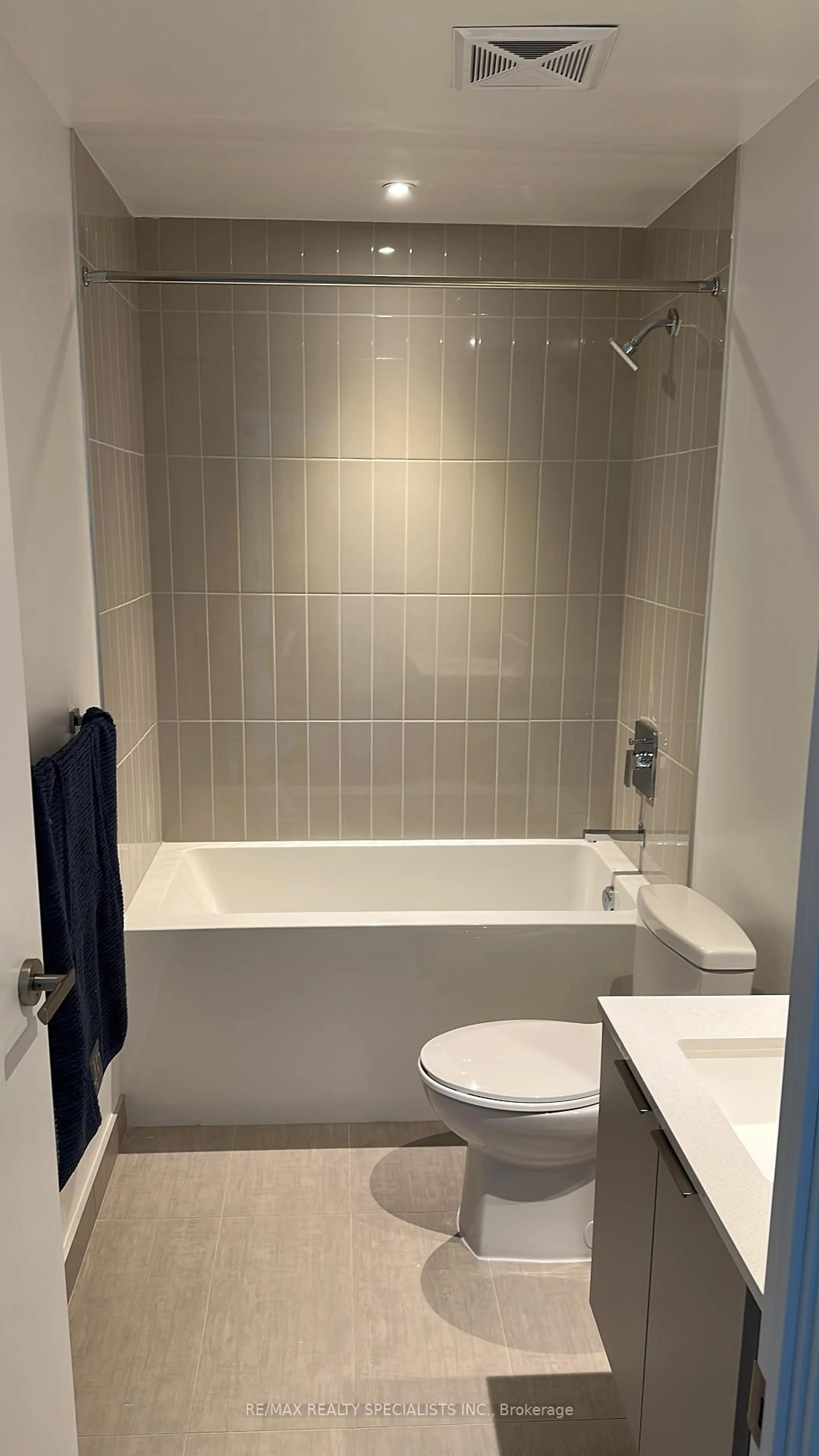 Standard bathroom, ceramic/tile floor for 3900 Confederation Pkwy #211, Mississauga Ontario L5B 3Y1