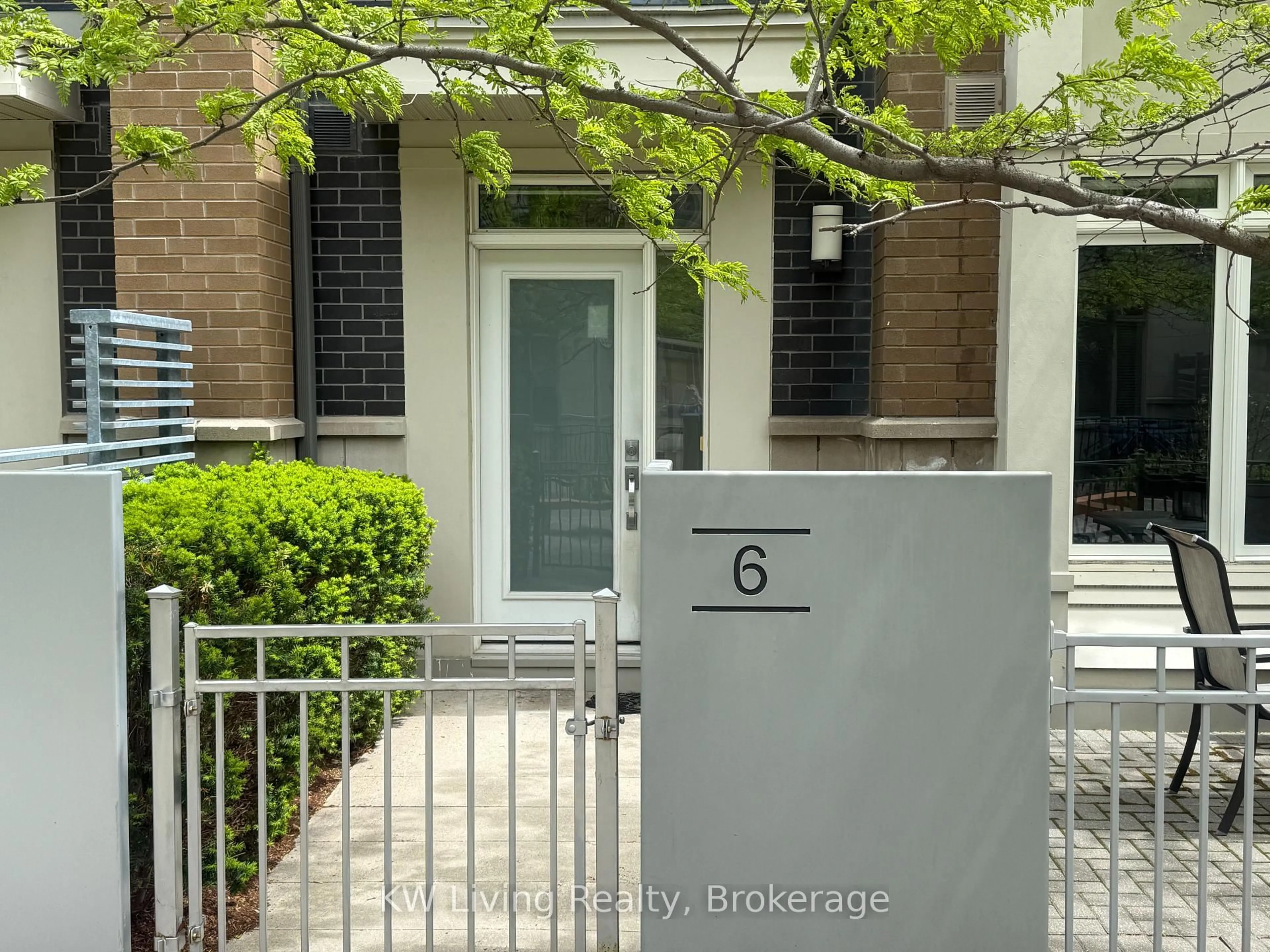 Indoor entryway for 370 Square One Dr #106 (6), Mississauga Ontario L5B 0E6