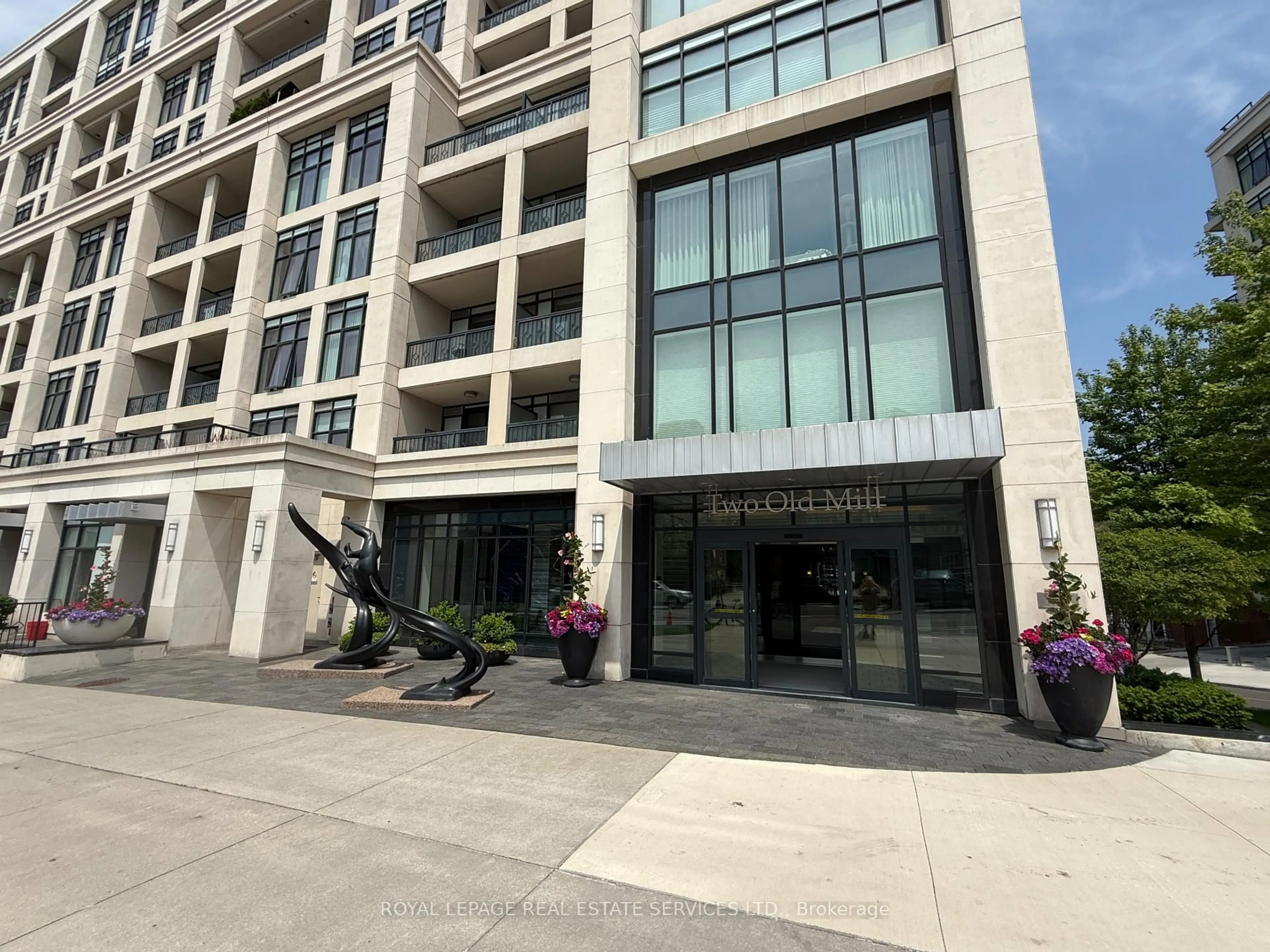 Indoor foyer for 2 Old Mill Dr #224, Toronto Ontario M6S 0A2