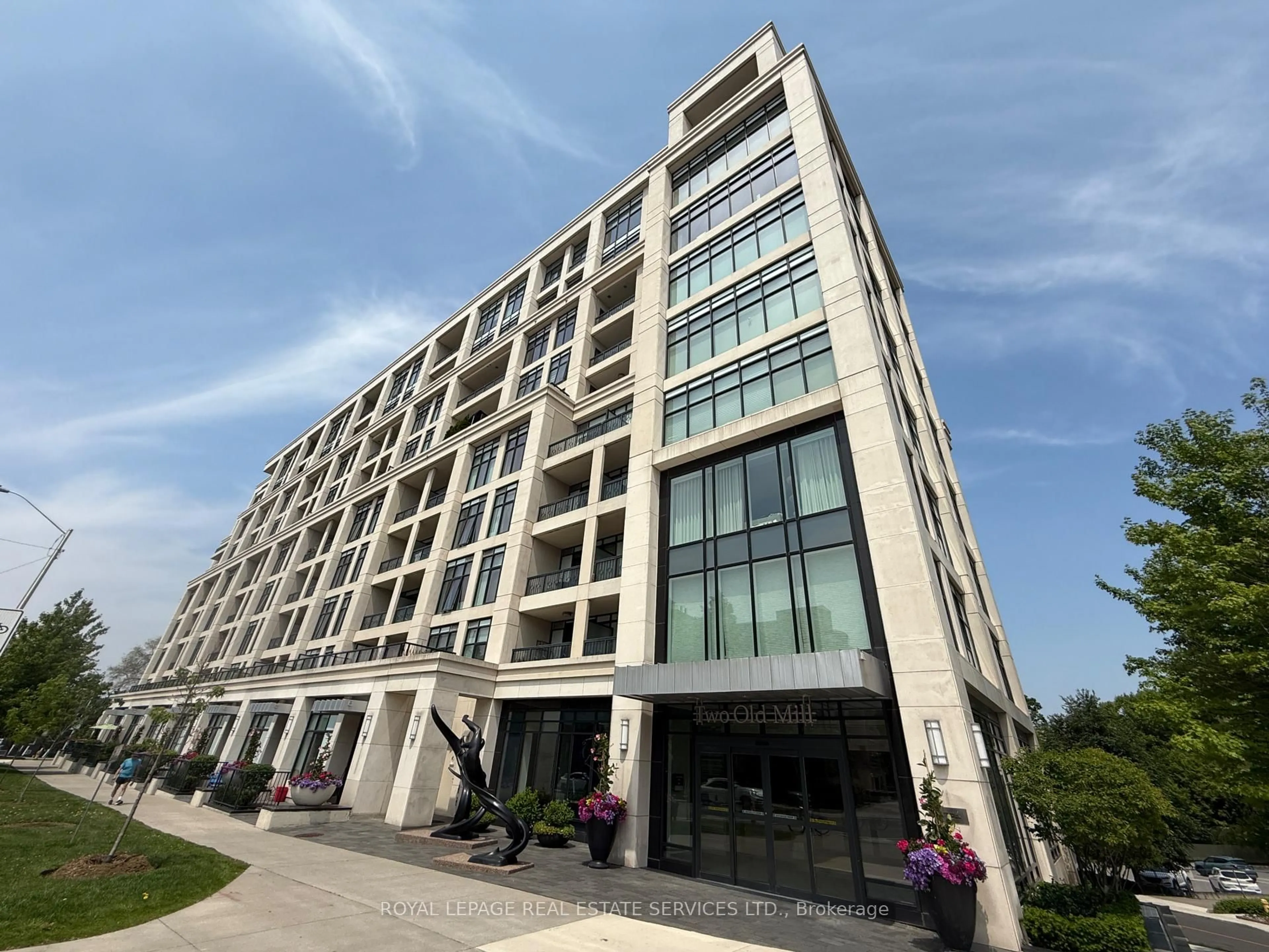 Indoor foyer for 2 Old Mill Dr #224, Toronto Ontario M6S 0A2