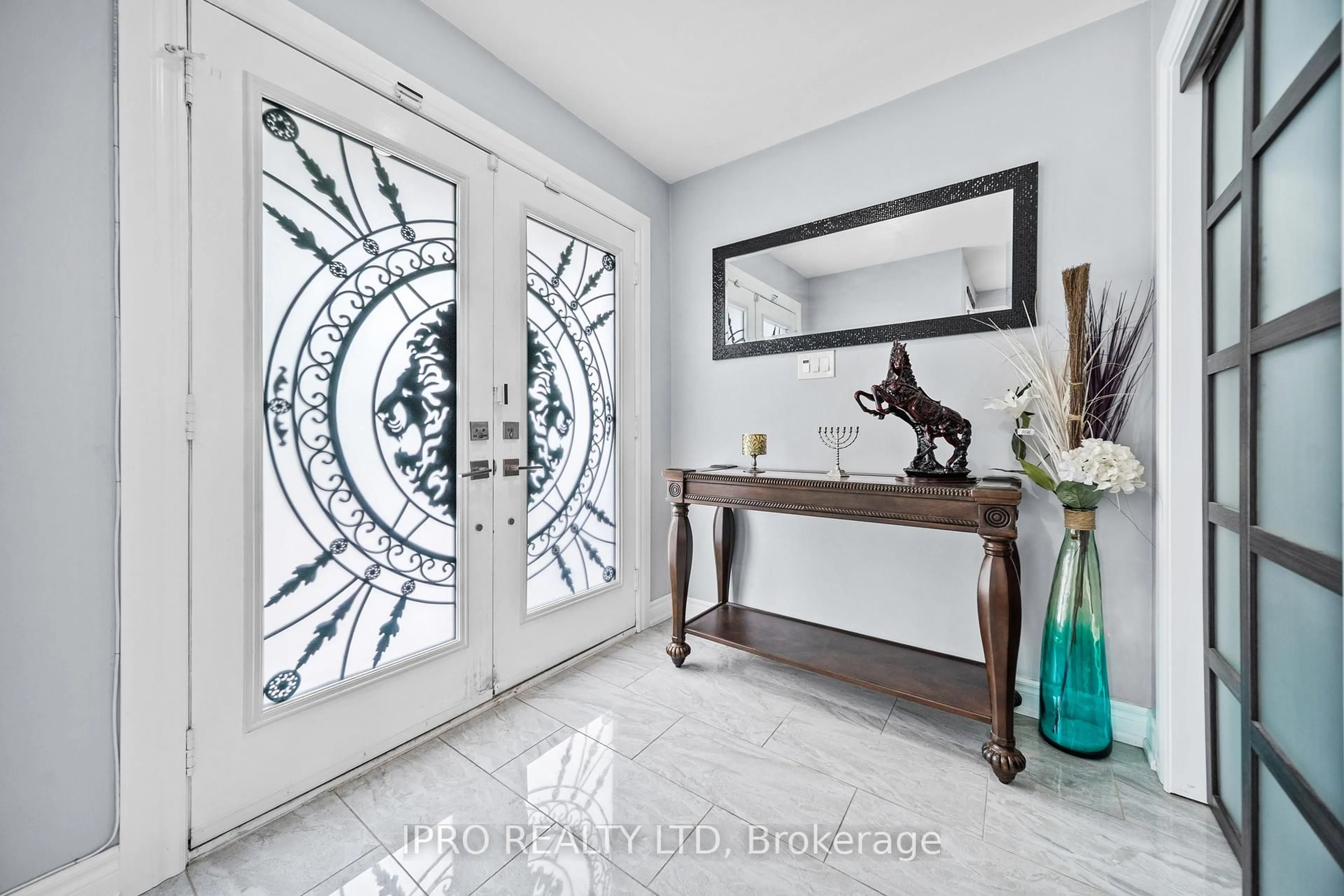 Indoor entryway for 14 Saddleback Sq, Brampton Ontario L6X 5C5