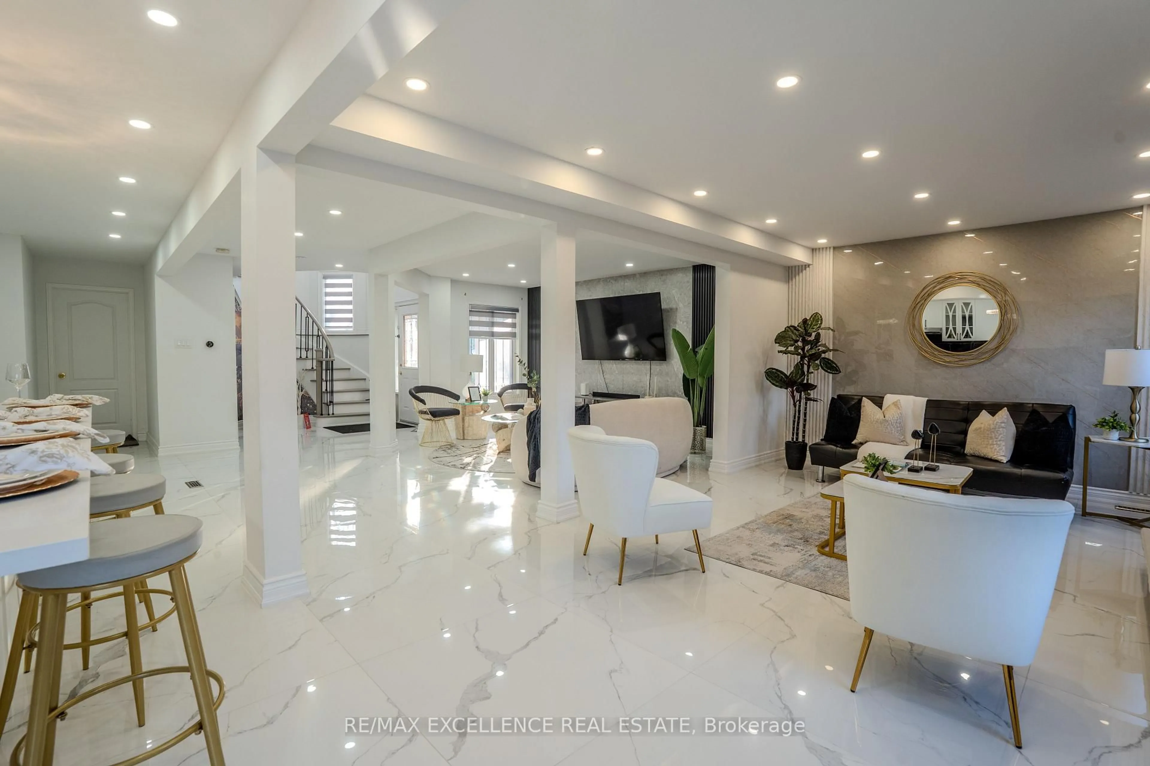 Indoor foyer for 6839 Gracefield Dr, Mississauga Ontario L5N 6T6