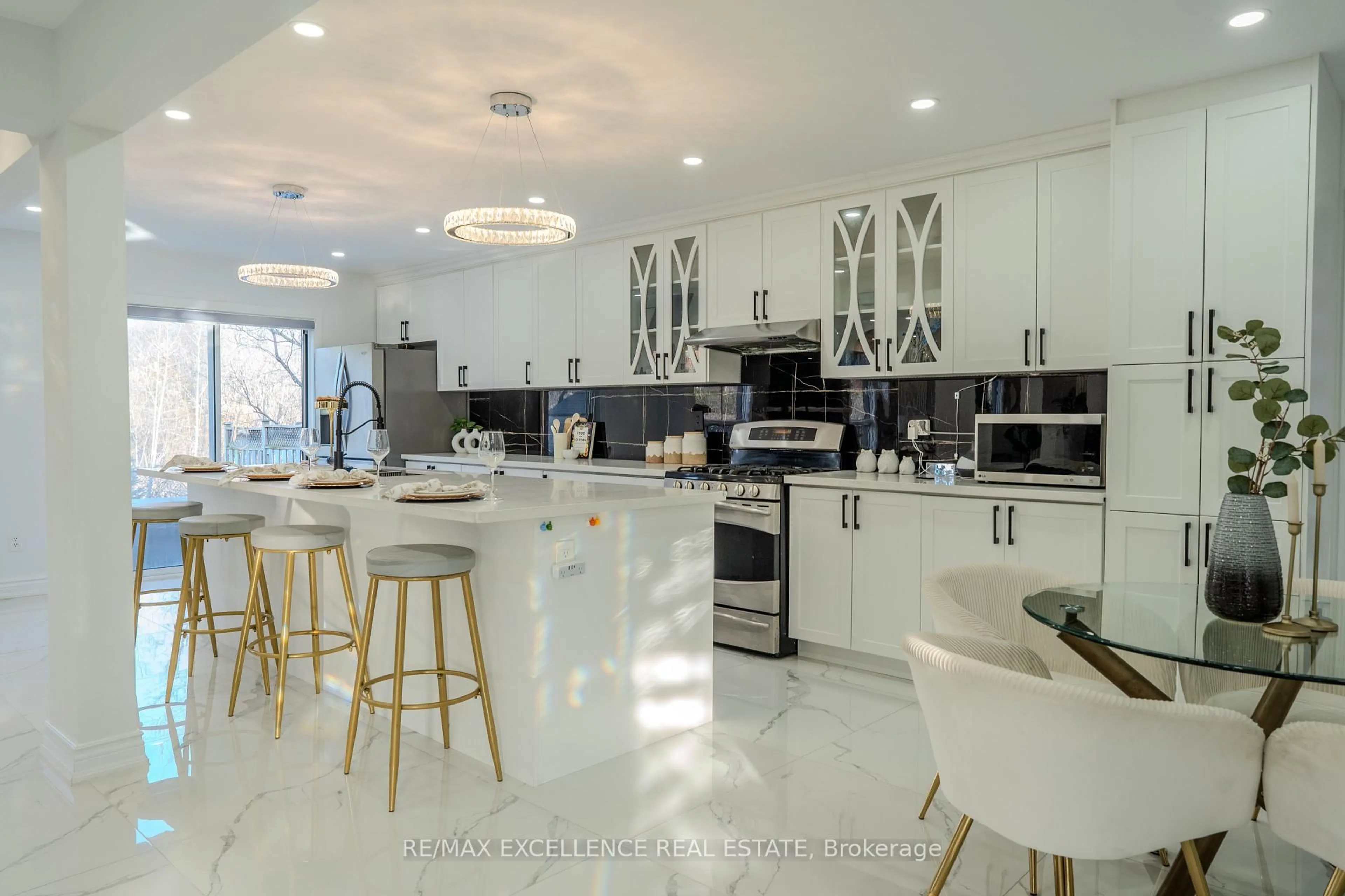 Open concept kitchen, ceramic/tile floor for 6839 Gracefield Dr, Mississauga Ontario L5N 6T6