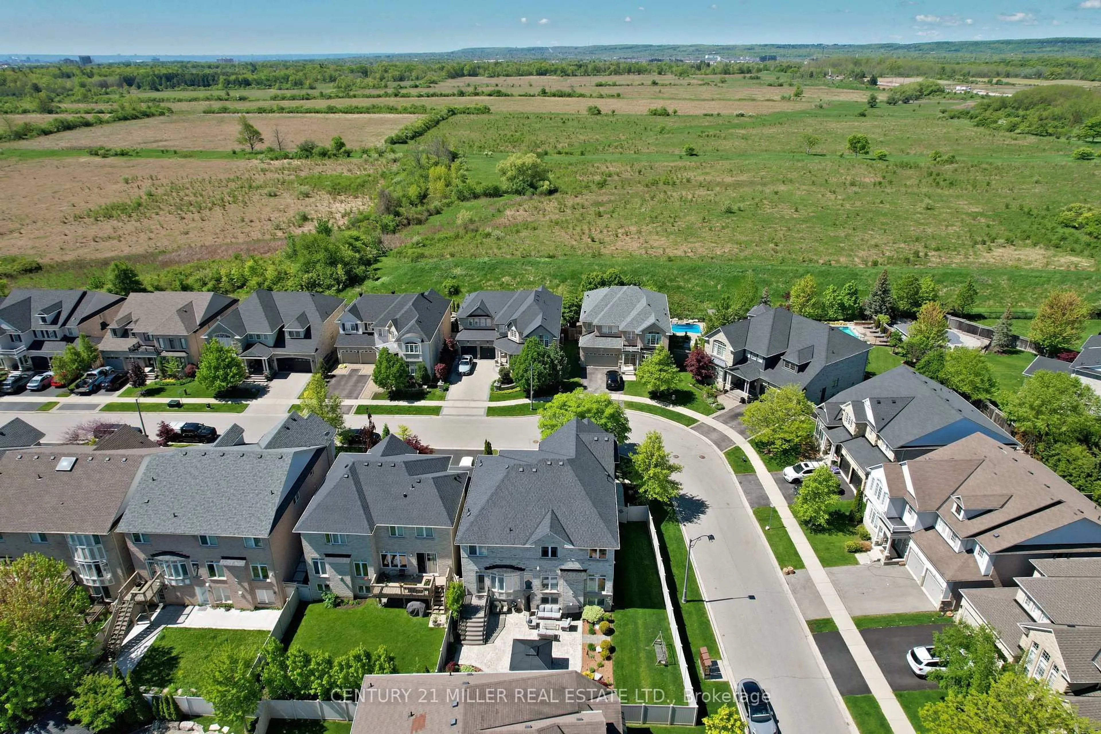 A pic from outside/outdoor area/front of a property/back of a property/a pic from drone, street for 3298 Liptay Ave, Oakville Ontario L6M 0N1