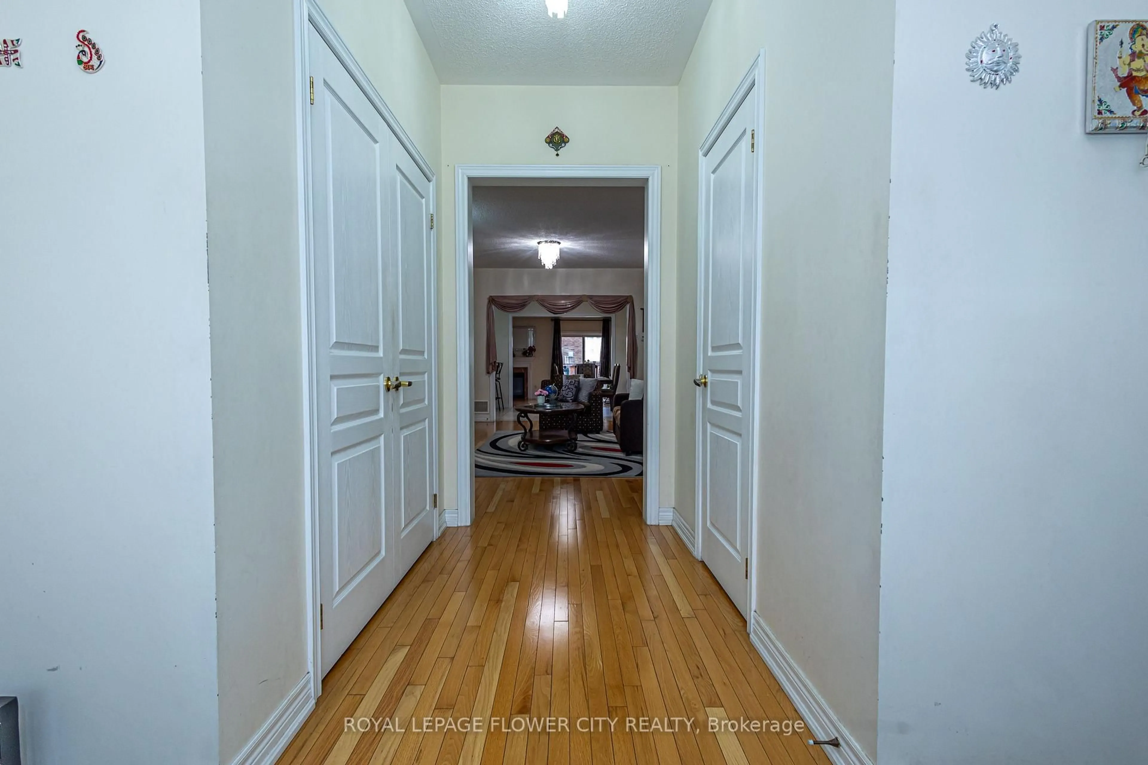 Indoor foyer for 8 Washburn Rd, Brampton Ontario L6P 3V7