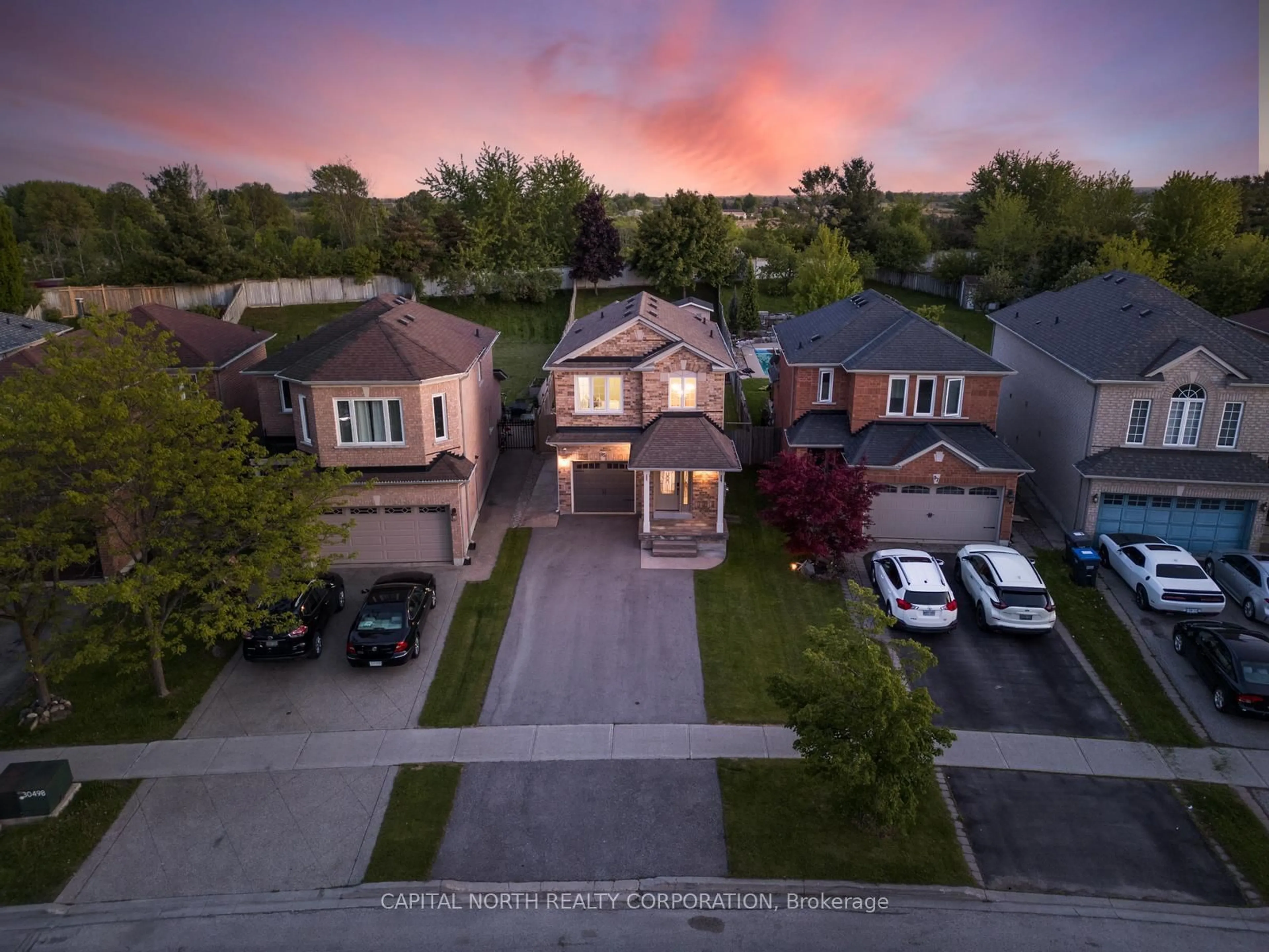 A pic from outside/outdoor area/front of a property/back of a property/a pic from drone, street for 95 Harvest Moon Dr, Caledon Ontario L7E 2K8