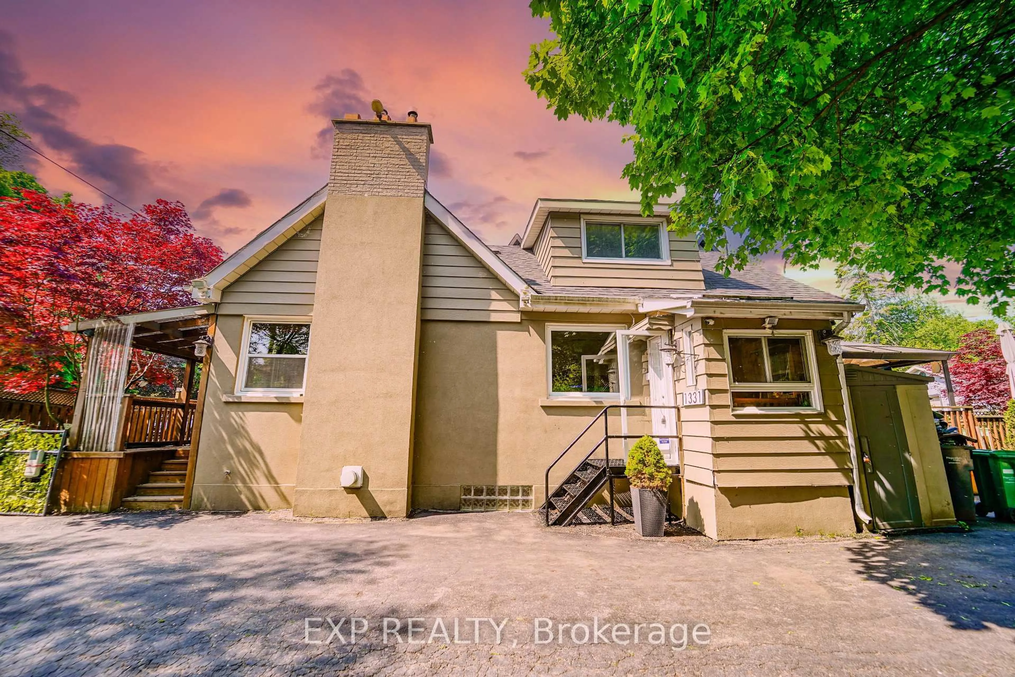 A pic from outside/outdoor area/front of a property/back of a property/a pic from drone, street for 1331 St. James Ave, Mississauga Ontario L5E 1J3
