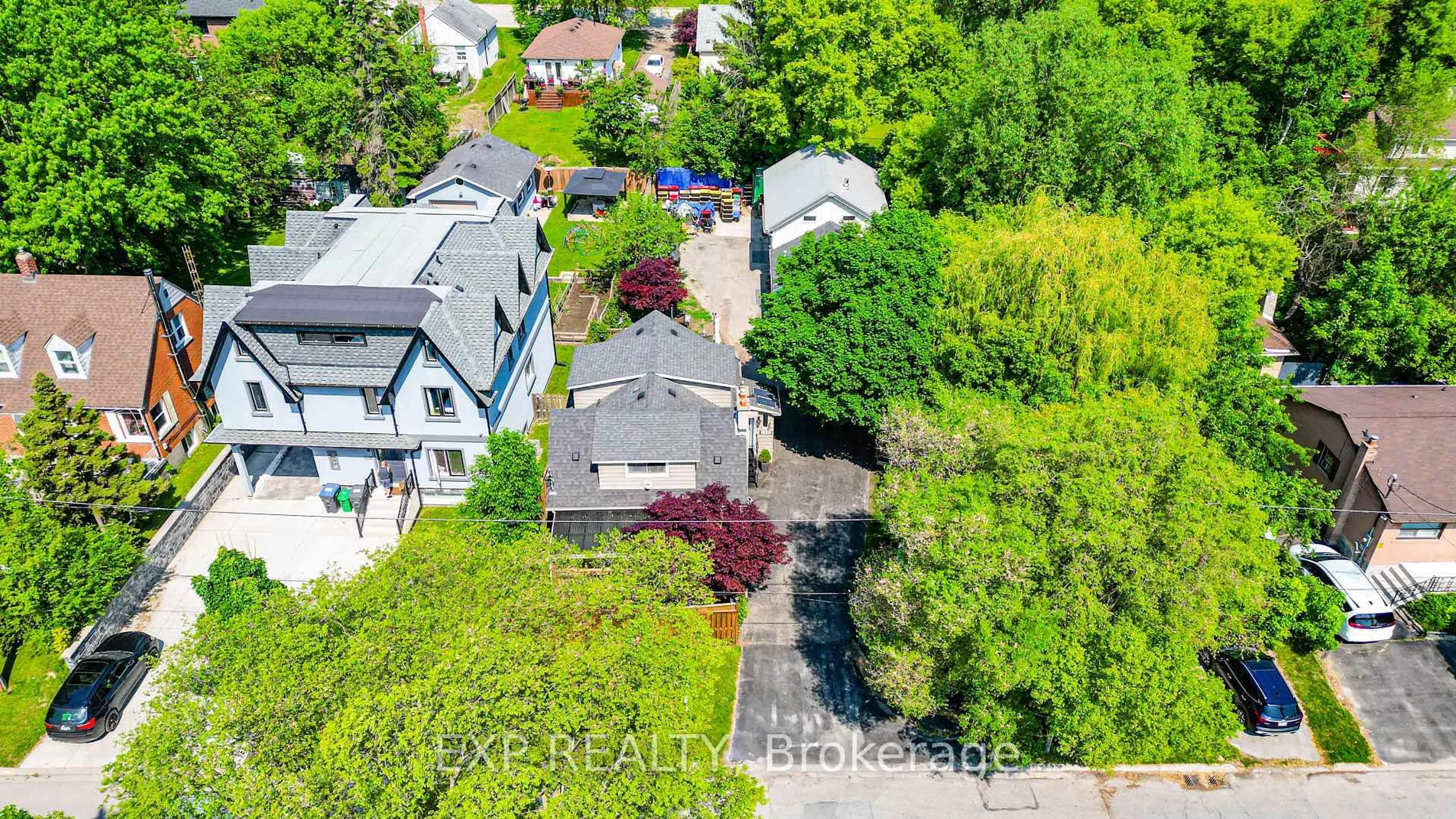 A pic from outside/outdoor area/front of a property/back of a property/a pic from drone, street for 1331 St. James Ave, Mississauga Ontario L5E 1J3