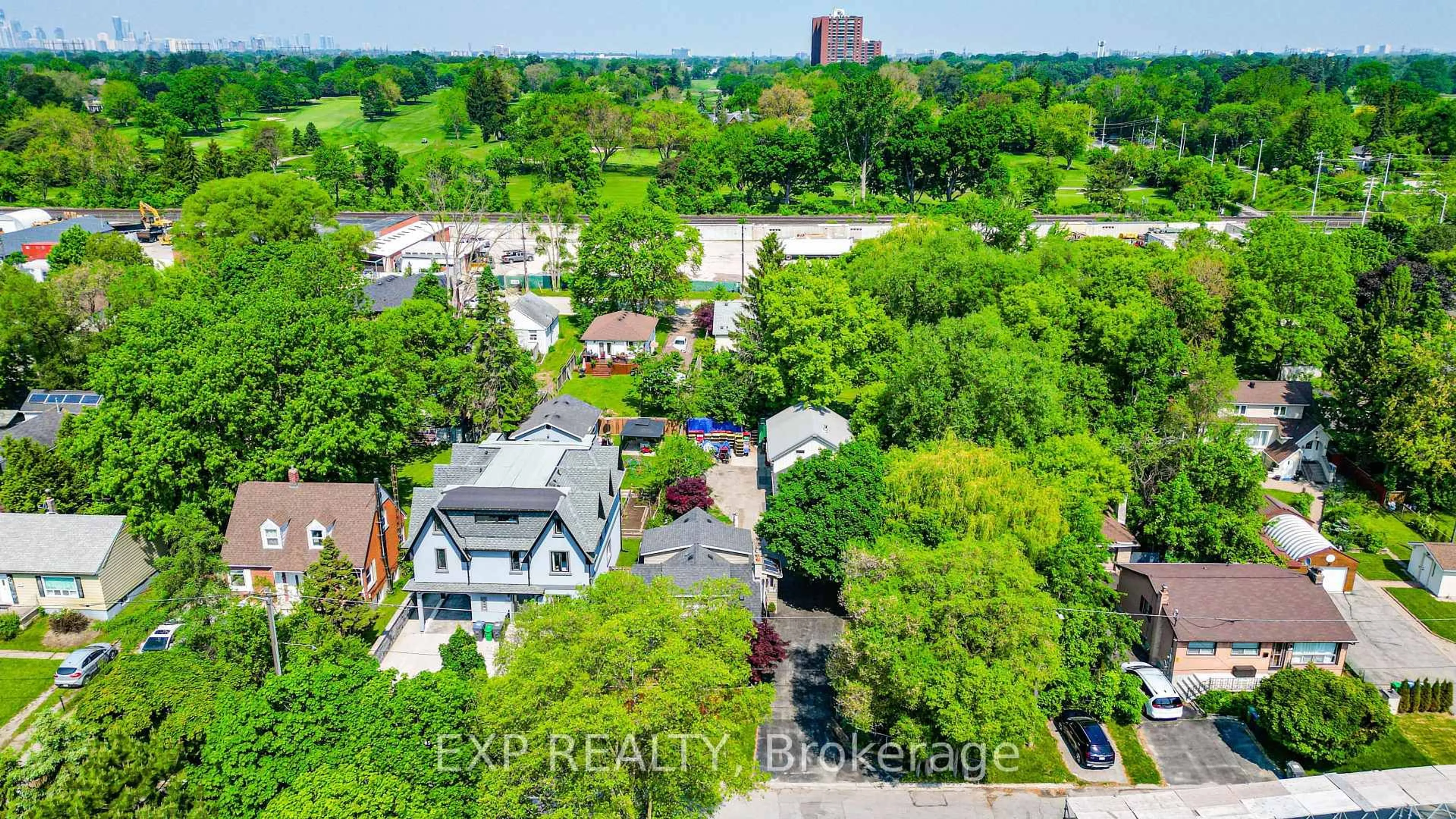 A pic from outside/outdoor area/front of a property/back of a property/a pic from drone, street for 1331 St. James Ave, Mississauga Ontario L5E 1J3
