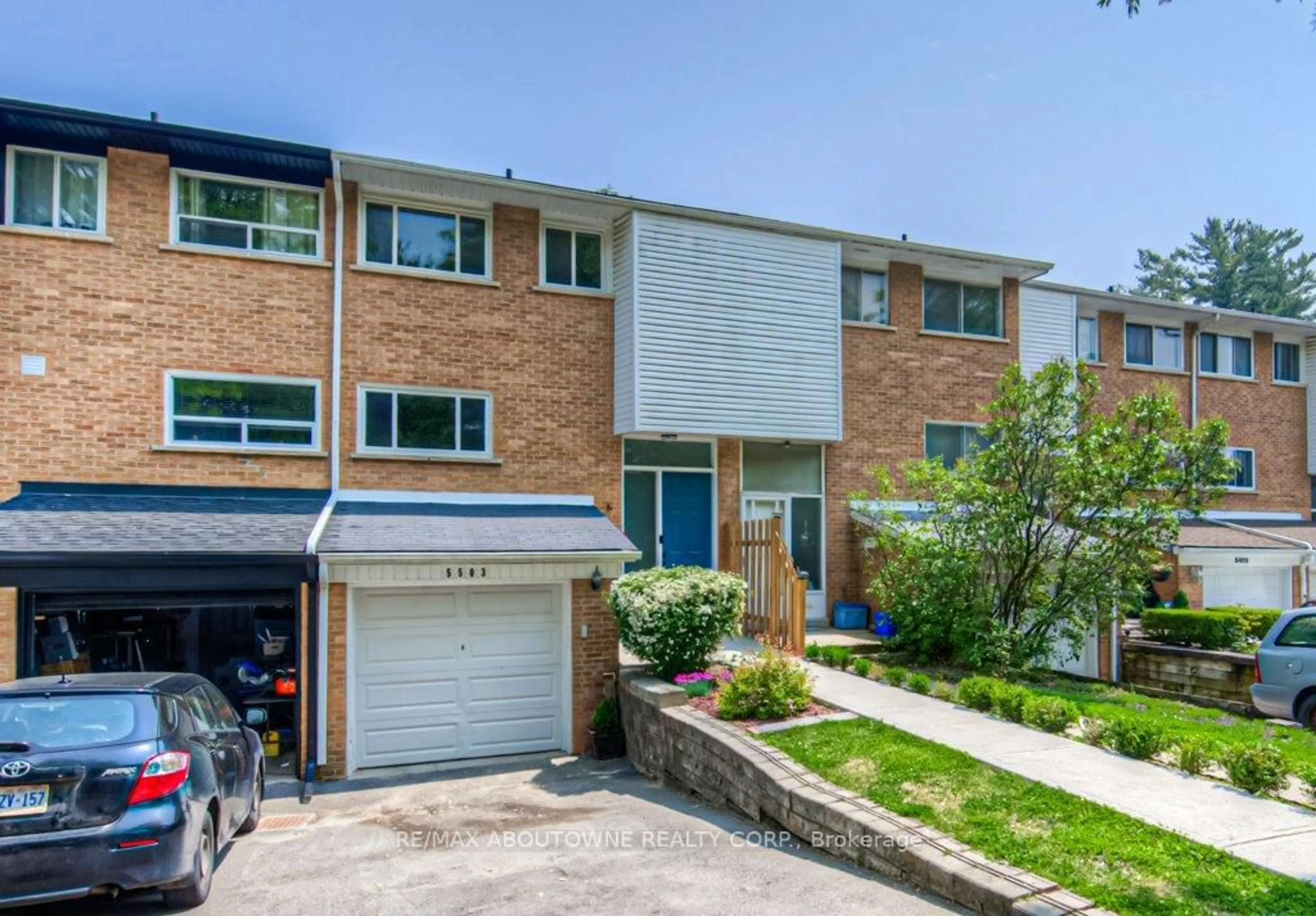 Home with brick exterior material, street for 5503 Schueller Cres, Burlington Ontario L7L 3T1