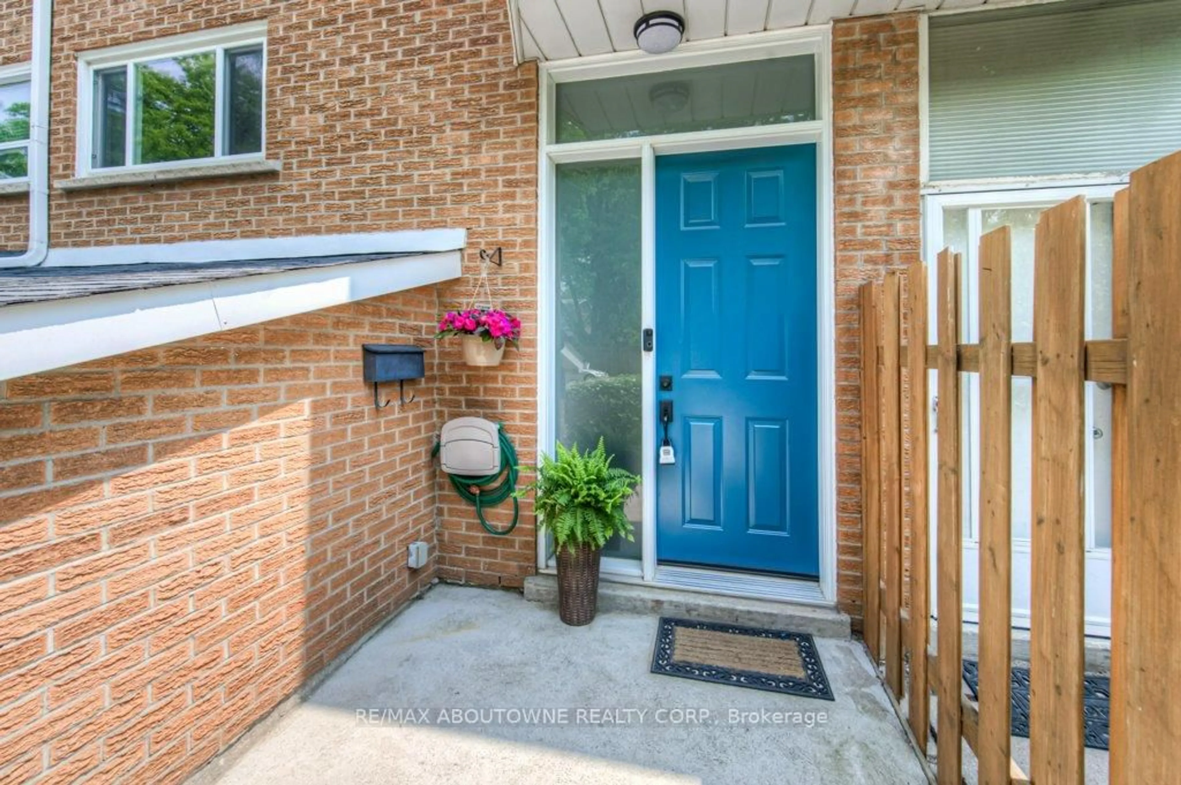 Indoor entryway for 5503 Schueller Cres, Burlington Ontario L7L 3T1