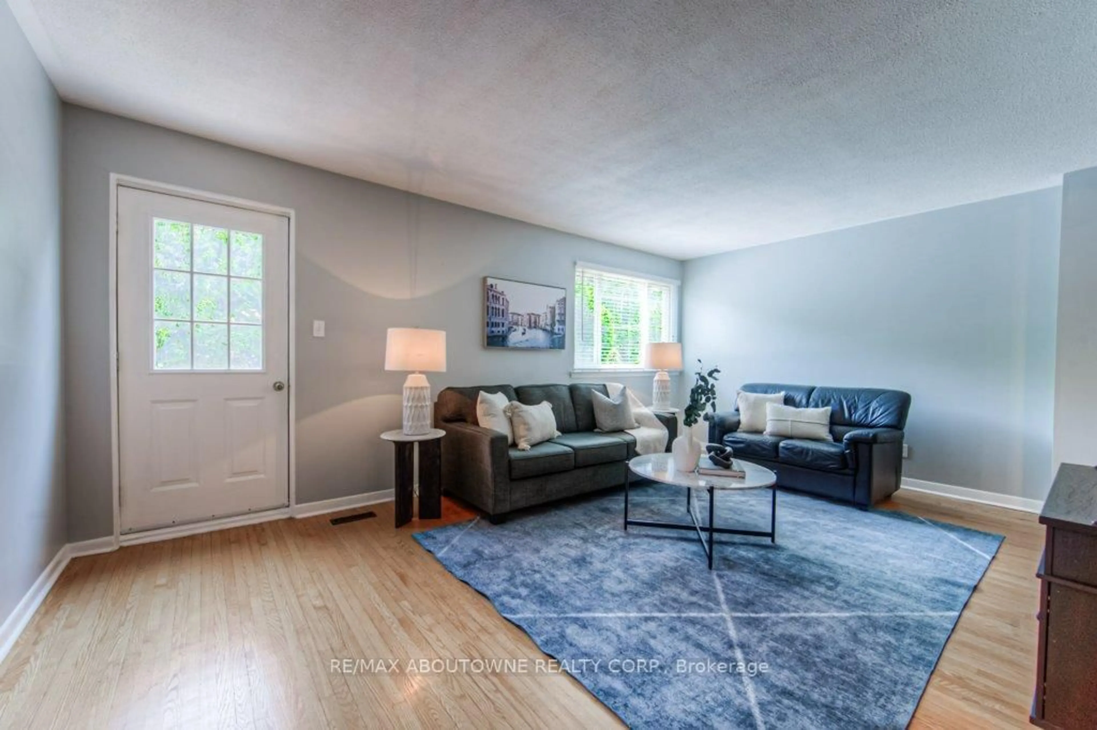 Living room with furniture, unknown for 5503 Schueller Cres, Burlington Ontario L7L 3T1