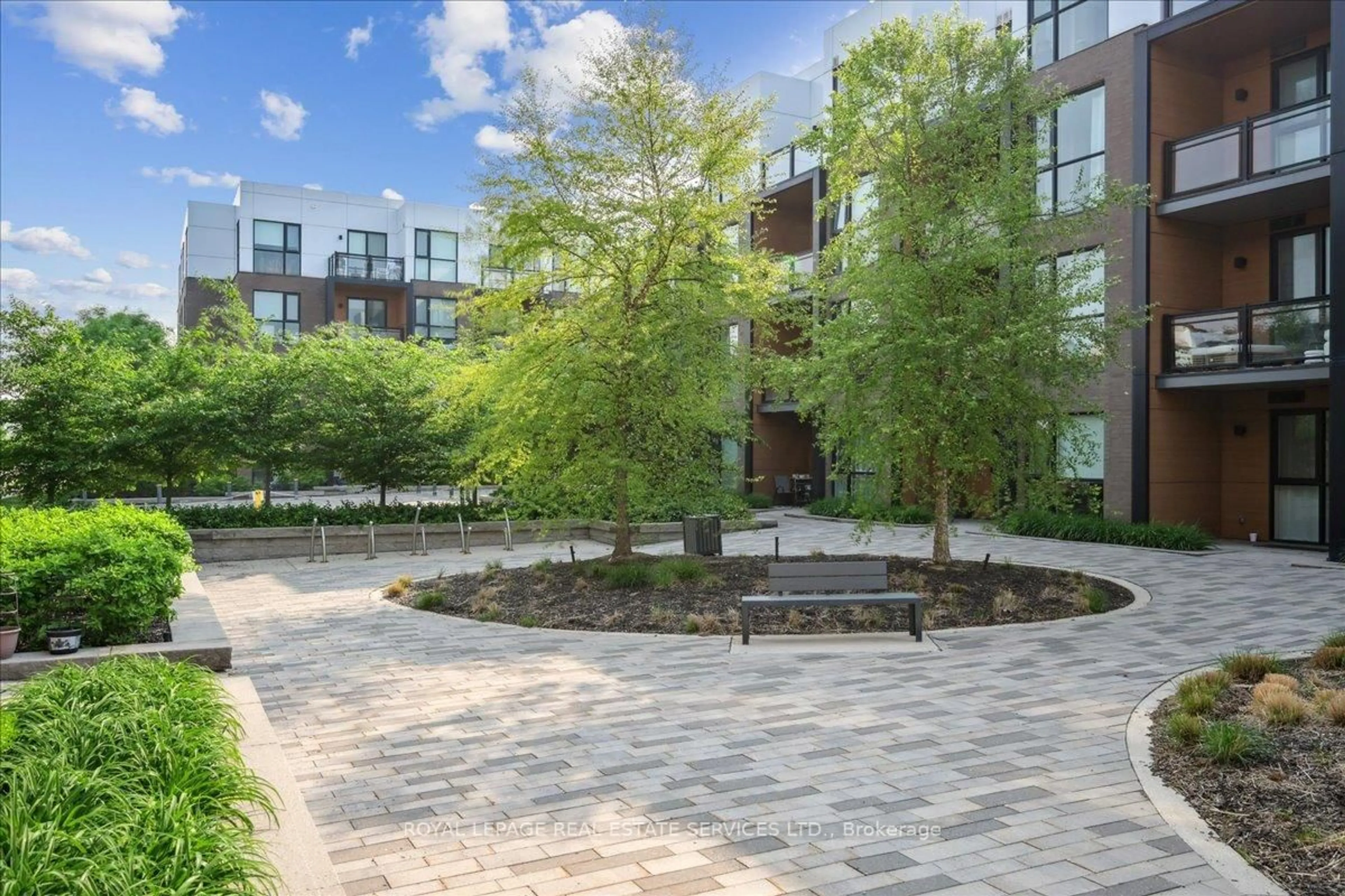 Patio, street for 168 Sabina Dr #211, Oakville Ontario L6H 0W5