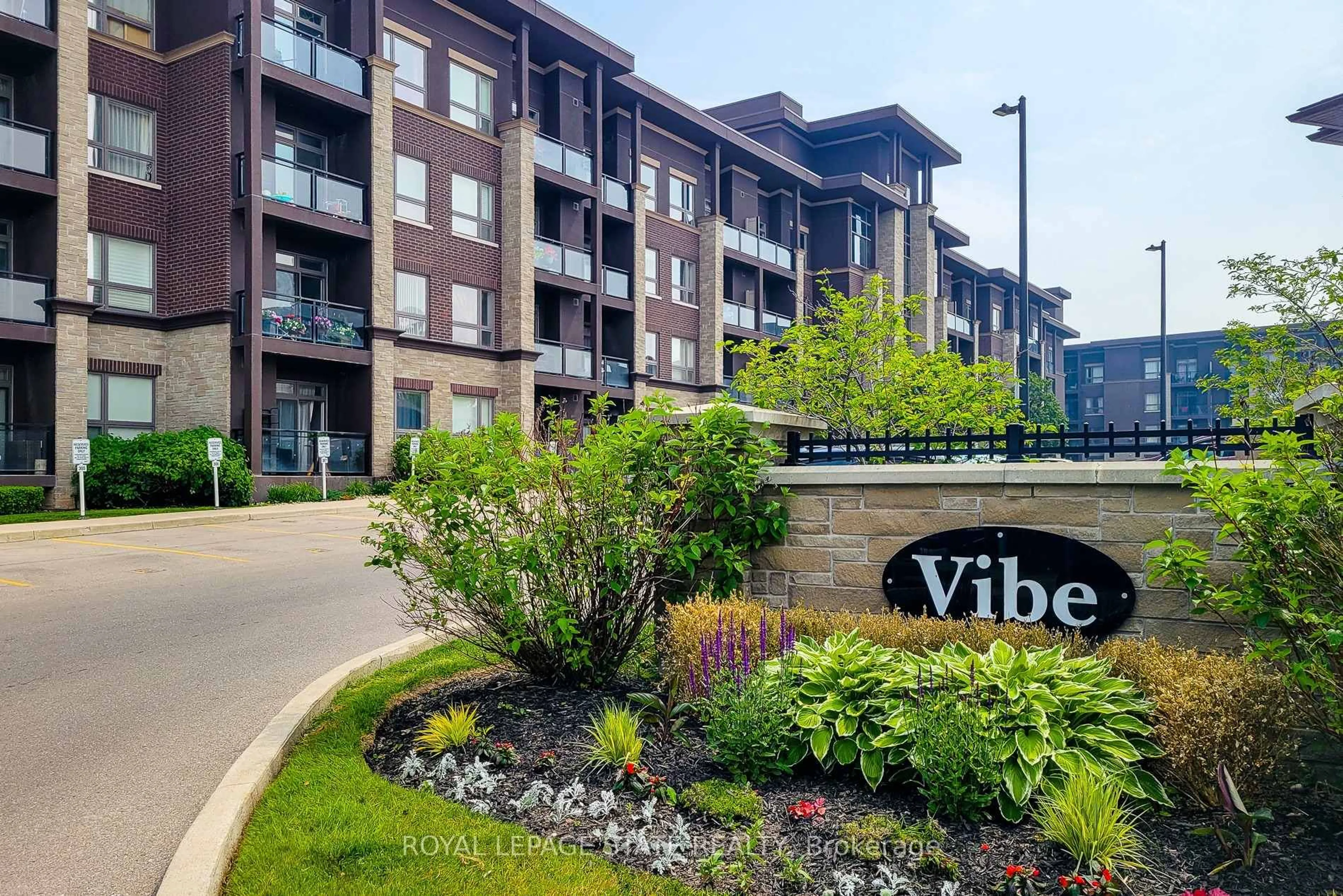 Home with vinyl exterior material, unknown for 5010 Corporate Dr #320, Burlington Ontario L7L 0H6