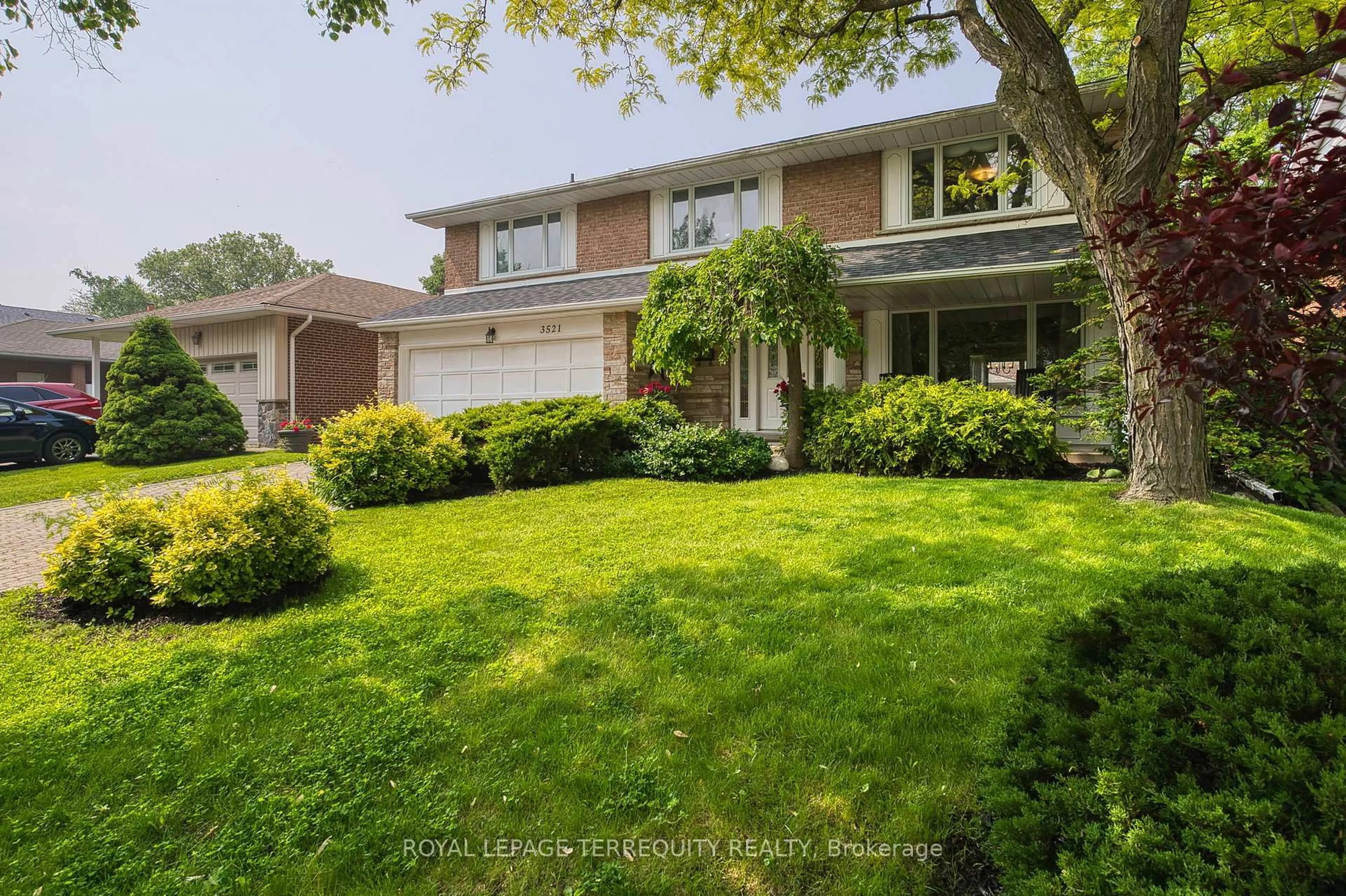 A pic from outside/outdoor area/front of a property/back of a property/a pic from drone, street for 3521 Pinesmoke Cres, Mississauga Ontario L4Y 3L4