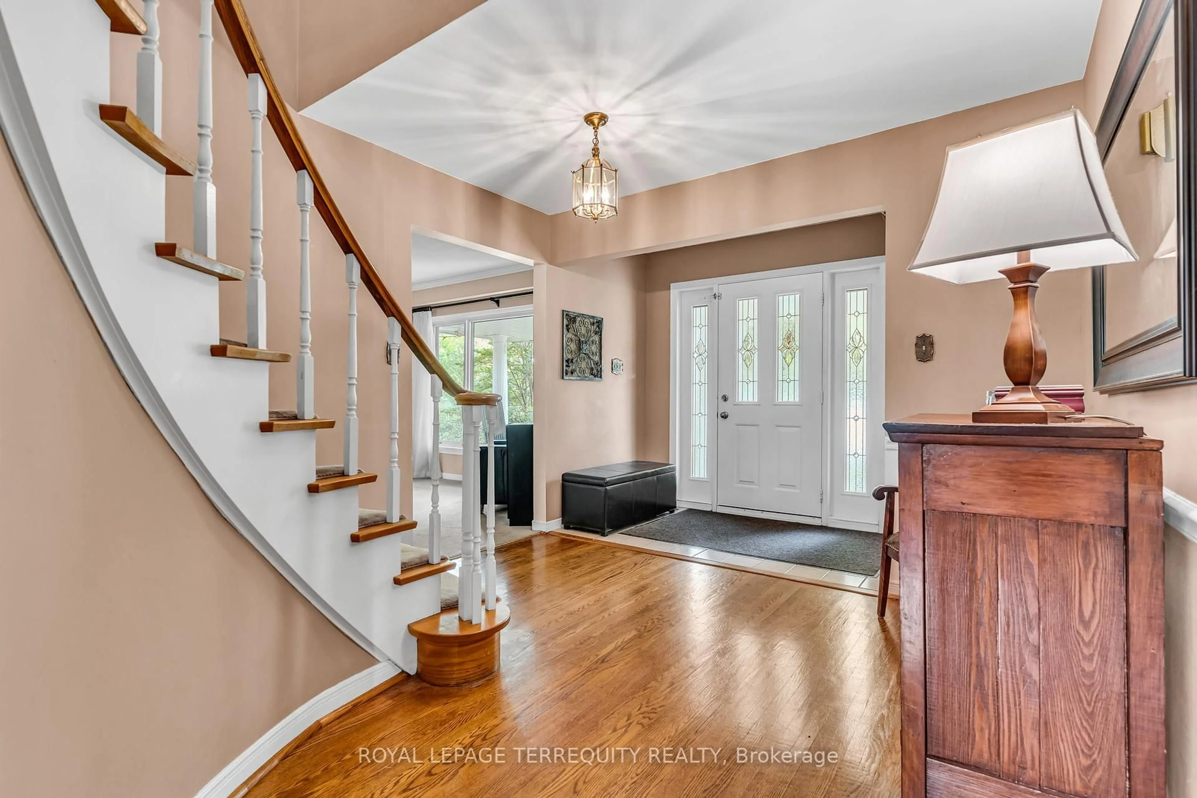 Indoor entryway for 3521 Pinesmoke Cres, Mississauga Ontario L4Y 3L4