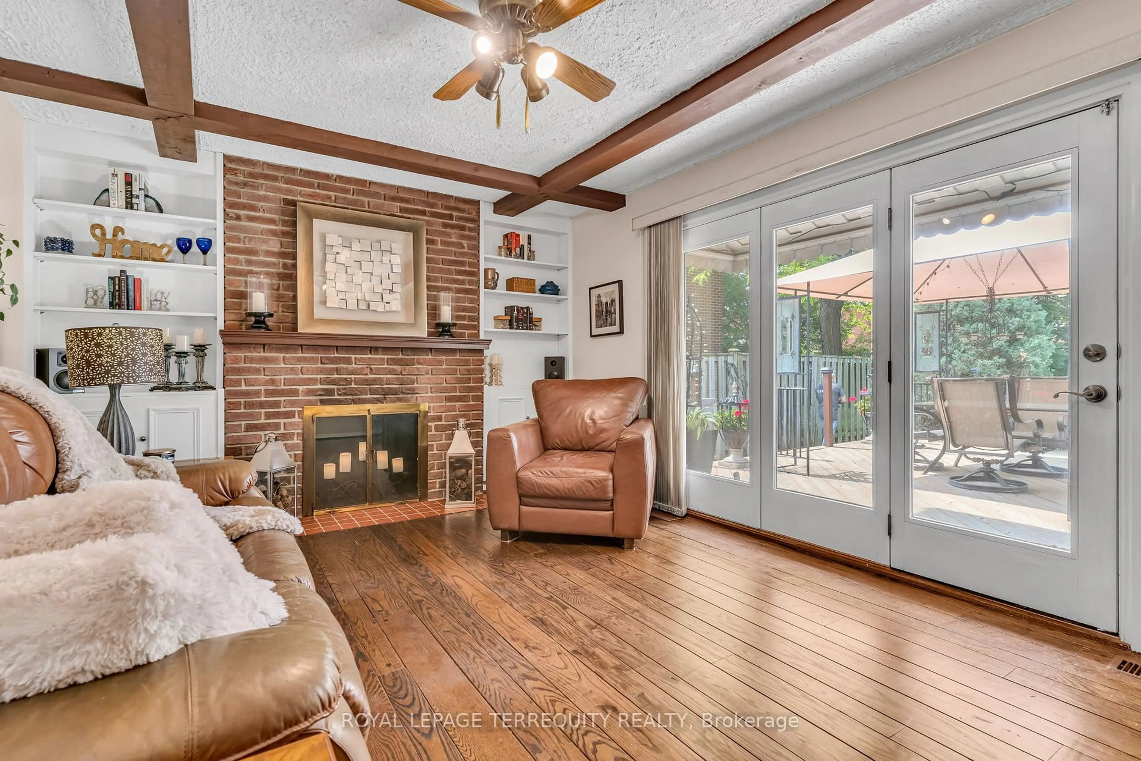 Living room with furniture, unknown for 3521 Pinesmoke Cres, Mississauga Ontario L4Y 3L4