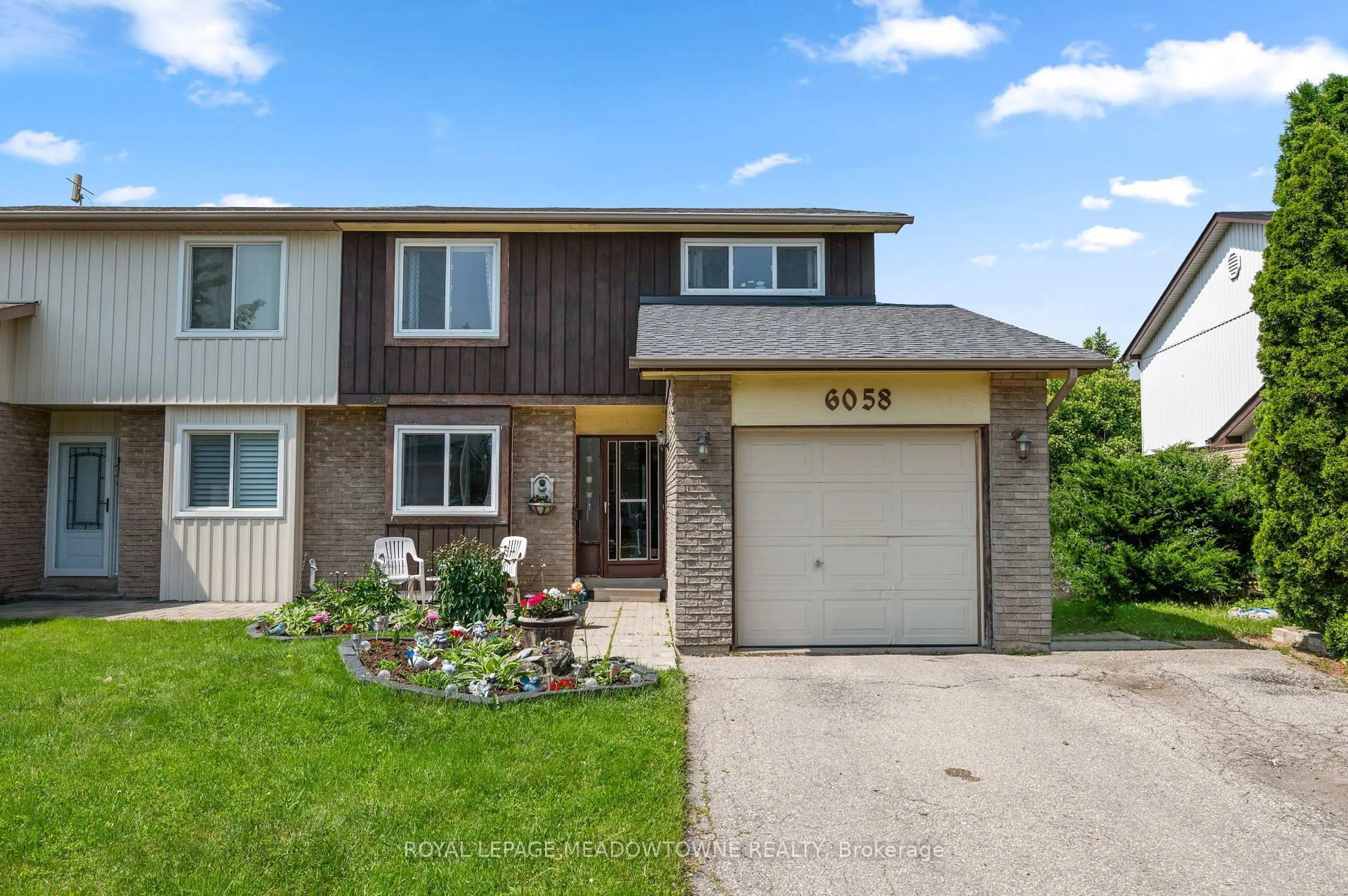 Home with vinyl exterior material, street for 6058 Starfield Cres, Mississauga Ontario L5N 1X1