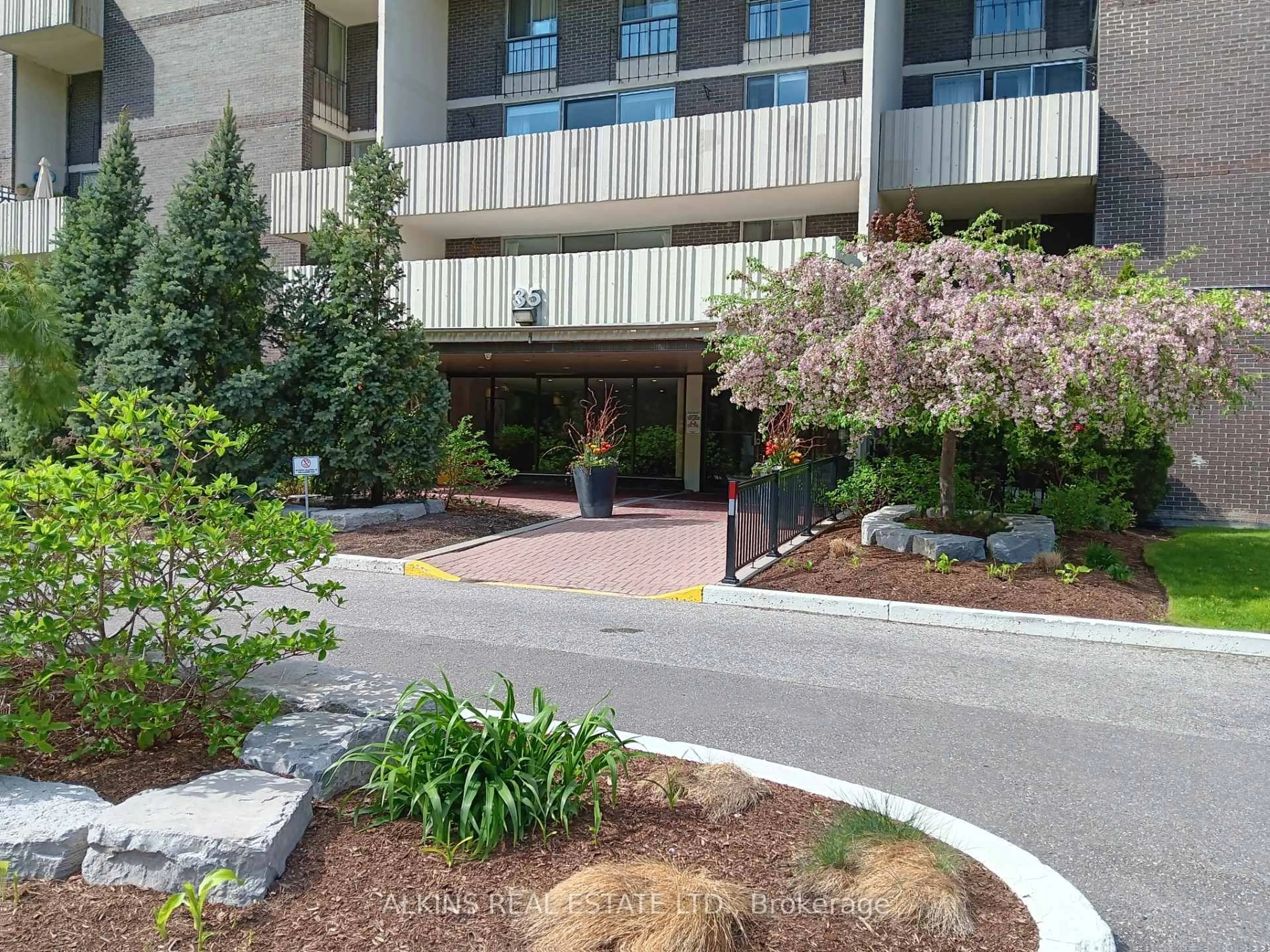 Indoor foyer for 35 Ormskirk Ave #922, Toronto Ontario M6S 1A8